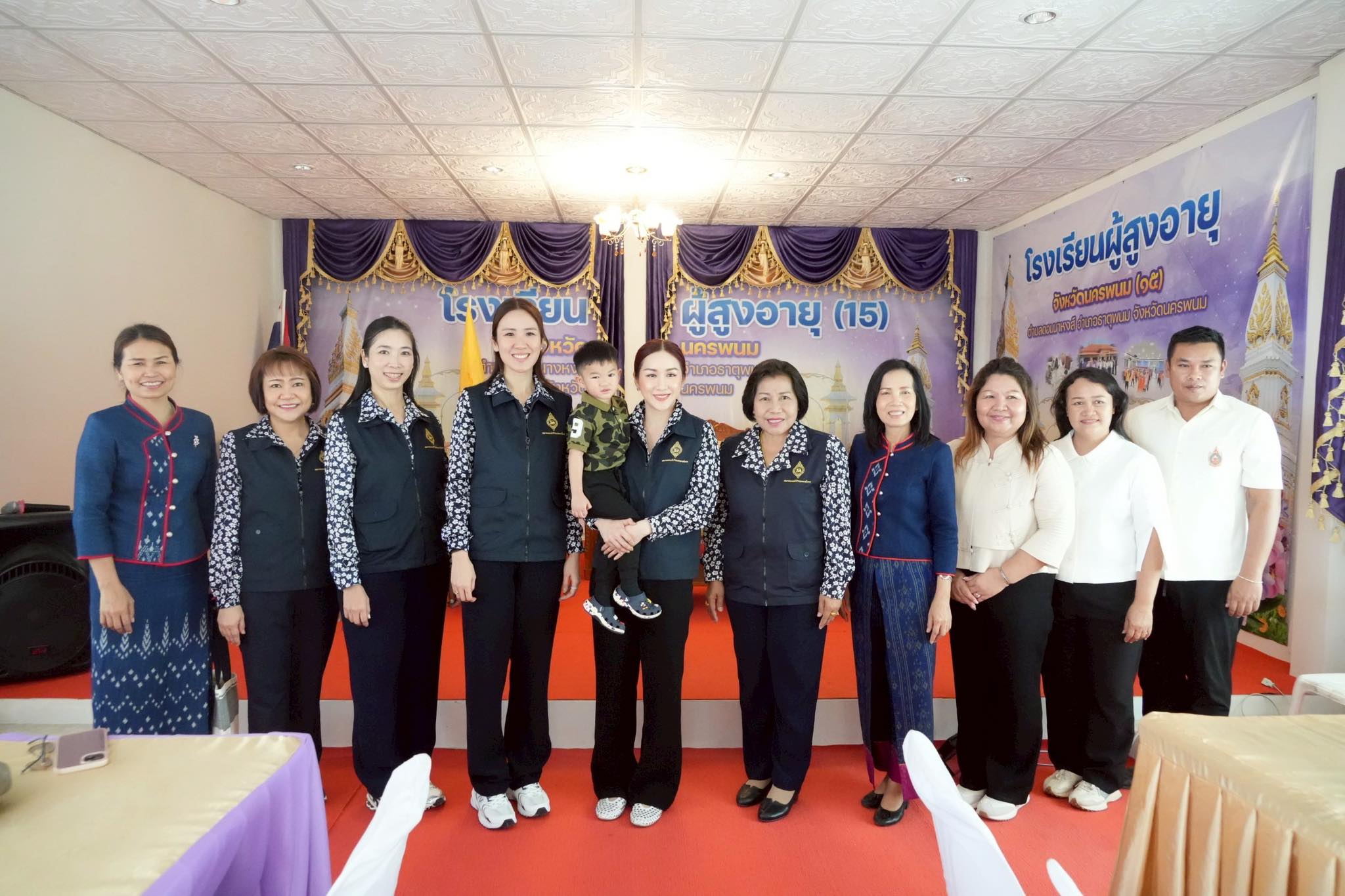 แม่บ้านมหาดไทย 20 จังหวัดภาคตะวันออกเฉียงเหนือ มอบทุนการศึกษาให้แก่เด็กนักเรียน จักรยานขาไถ พร้อมอุปกรณ์เซฟตี้ และอุปกรณ์กีฬาให้แก่ศูนย์พัฒนาเด็กเล็กบ้านดอนนางหงส์