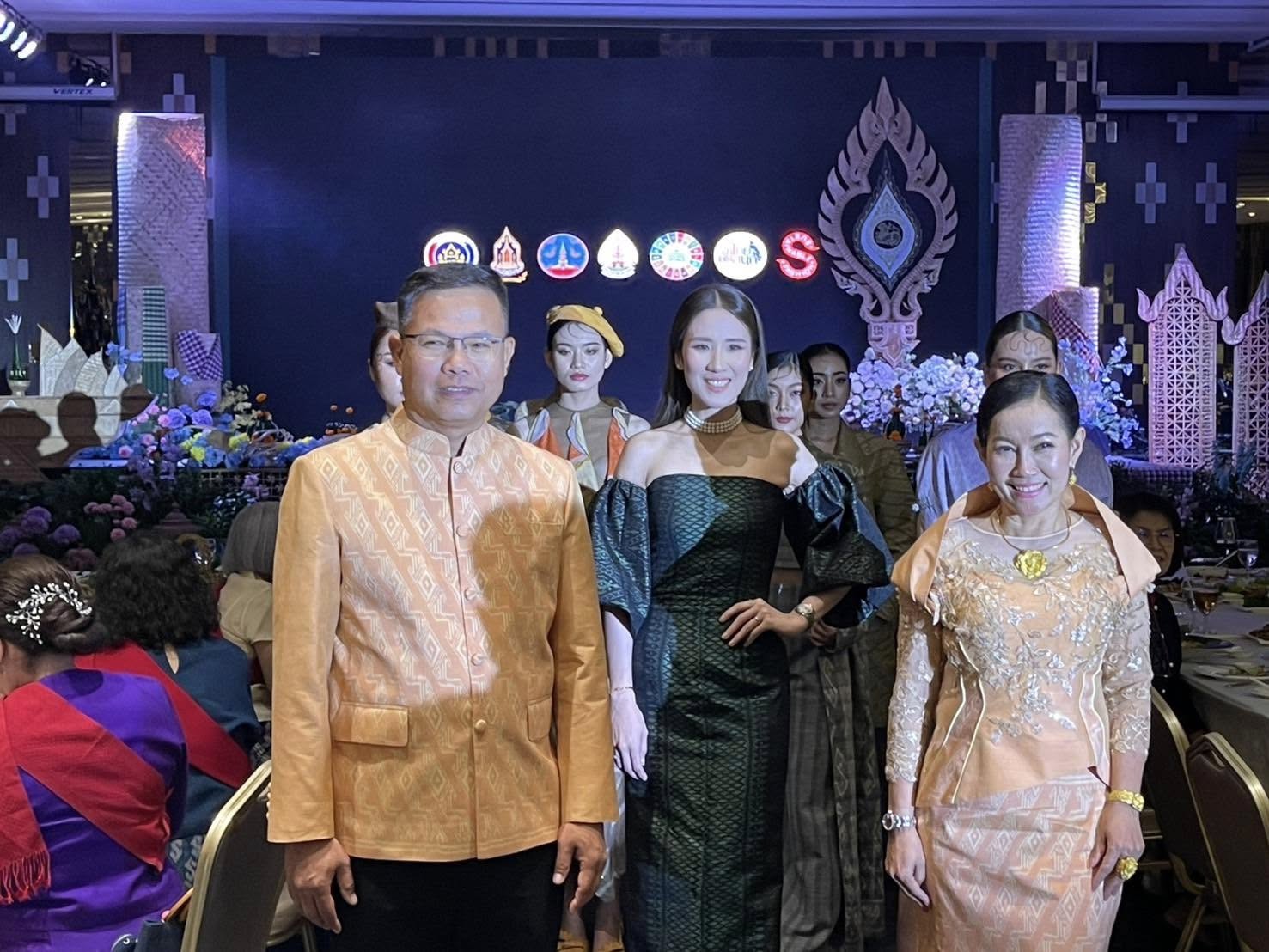 พช.นครพนม ร่วมกับ มหาวิทยาลัยนครพนม จัดเดินแบบแบบผ้าไทย (Fashion Show) “ผ้าไทยใส่ให้สนุก” ในงานประชุมแม่บ้านมหาดไทย 20 จังหวัดภาคตะวันออกเฉียงเหนือ
