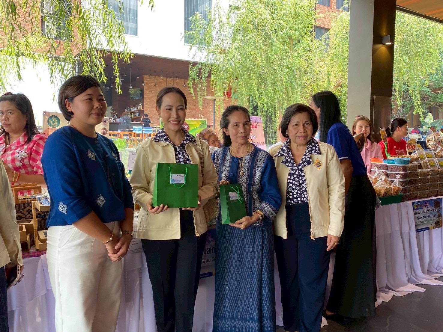 นครพนม จัดแสดงผลิตภัณฑ์ OTOP เด่น จังหวัดนครพนม ในการประชุมแม่บ้านมหาดไทย 20 จังหวัดภาคตะวันออกเฉียงเหนือ