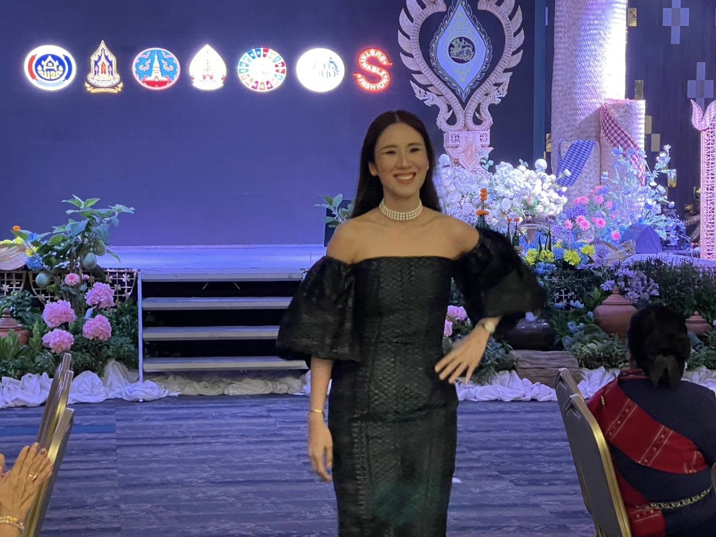 พช.นครพนม ร่วมกับ มหาวิทยาลัยนครพนม จัดเดินแบบแบบผ้าไทย (Fashion Show) “ผ้าไทยใส่ให้สนุก” ในงานประชุมแม่บ้านมหาดไทย 20 จังหวัดภาคตะวันออกเฉียงเหนือ