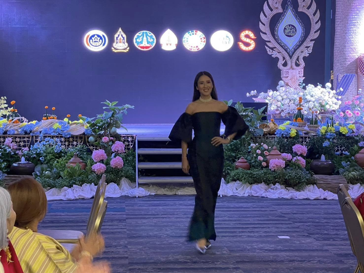 พช.นครพนม ร่วมกับ มหาวิทยาลัยนครพนม จัดเดินแบบแบบผ้าไทย (Fashion Show) “ผ้าไทยใส่ให้สนุก” ในงานประชุมแม่บ้านมหาดไทย 20 จังหวัดภาคตะวันออกเฉียงเหนือ