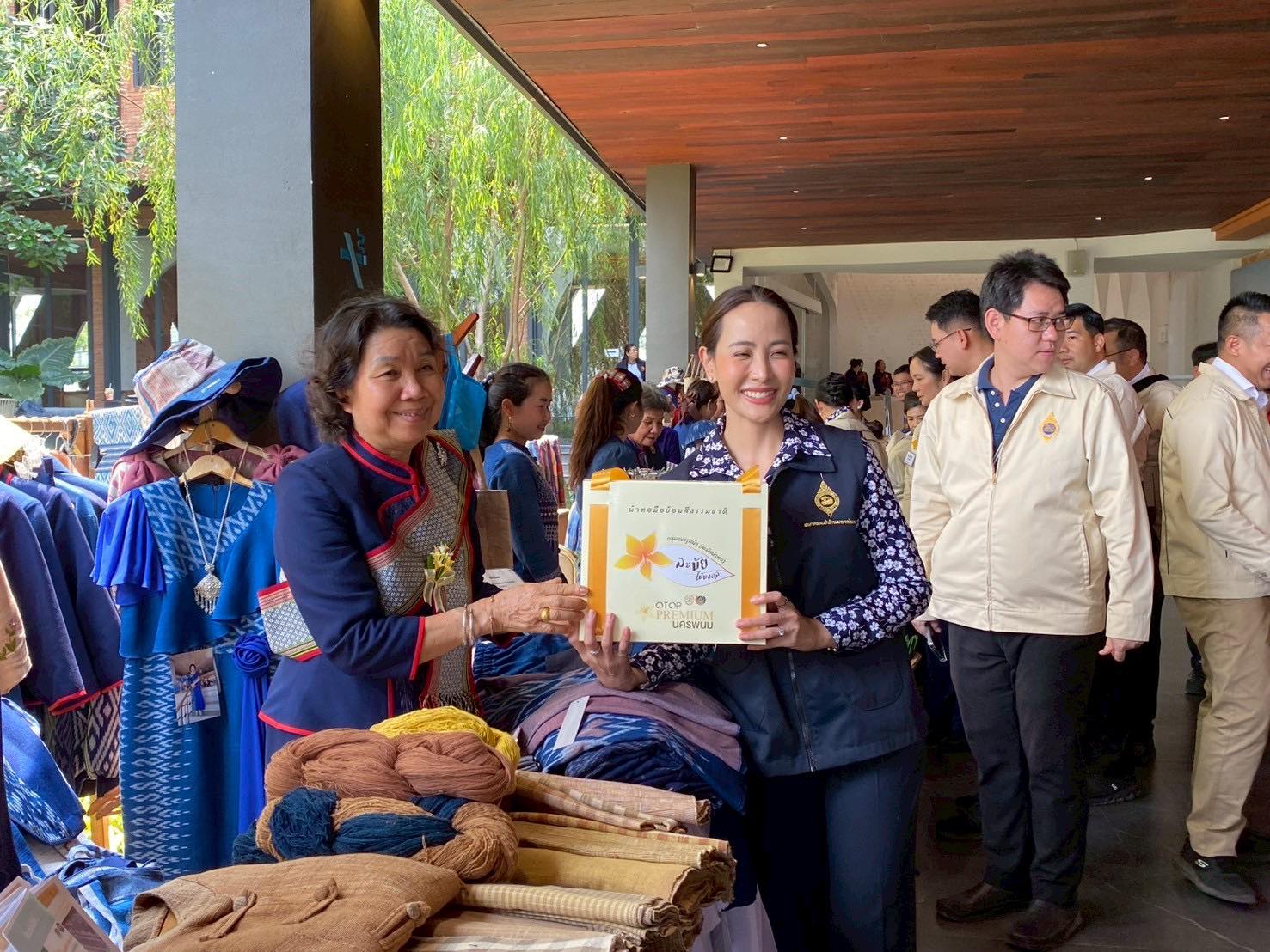 นครพนม จัดแสดงผลิตภัณฑ์ OTOP เด่น จังหวัดนครพนม ในการประชุมแม่บ้านมหาดไทย 20 จังหวัดภาคตะวันออกเฉียงเหนือ