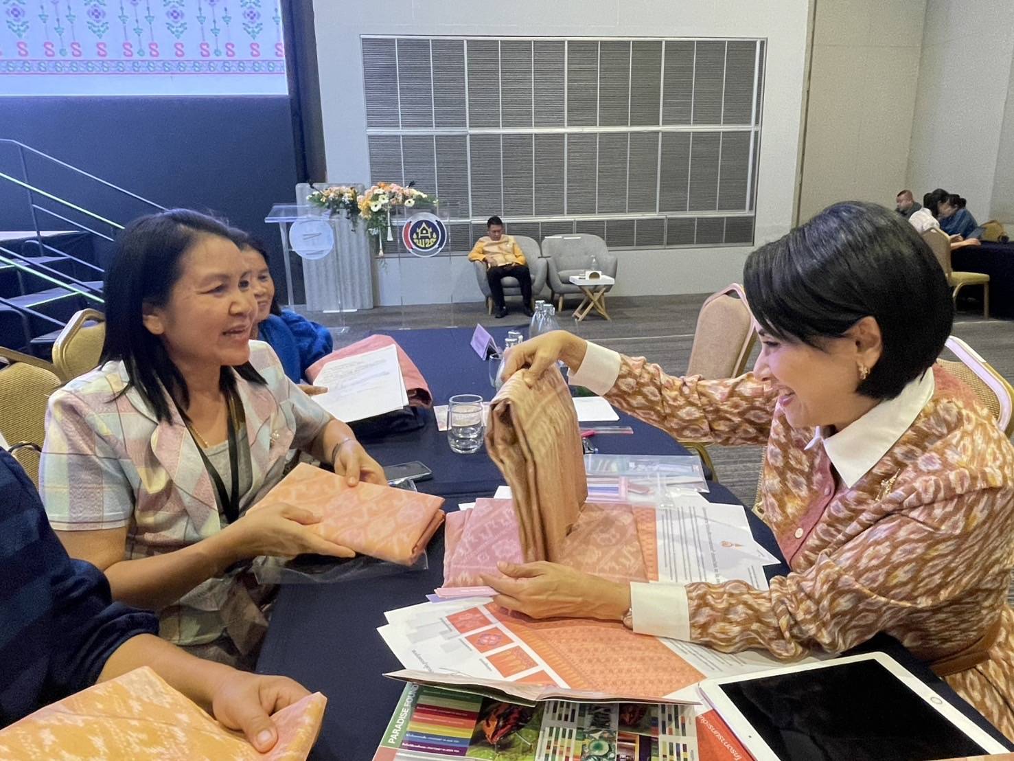 พช.นครพนม ร่วม Coaching ผ้าลายพระราชทาน “ผ้าลายสิริราชพัสตราภรณ์” และงานหัตถกรรมประจำปี 2568
