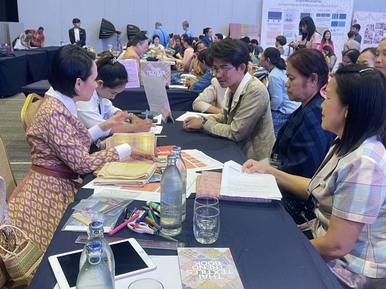 พช.นครพนม ร่วม Coaching ผ้าลายพระราชทาน “ผ้าลายสิริราชพัสตราภรณ์” และงานหัตถกรรมประจำปี 2568