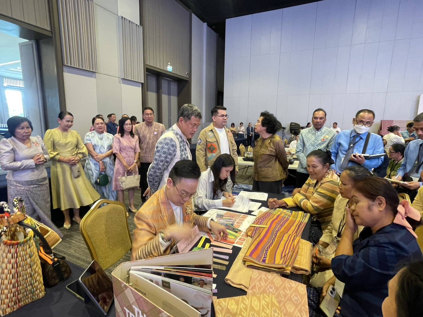 พช.นครพนม ร่วม Coaching ผ้าลายพระราชทาน “ผ้าลายสิริราชพัสตราภรณ์” และงานหัตถกรรมประจำปี 2568