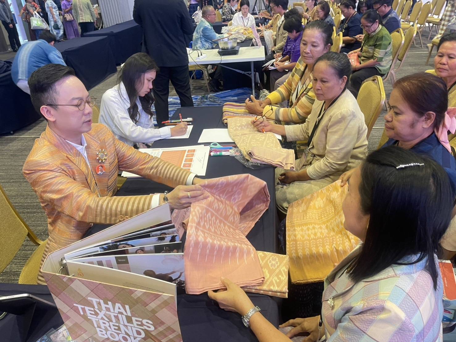 พช.นครพนม ร่วม Coaching ผ้าลายพระราชทาน “ผ้าลายสิริราชพัสตราภรณ์” และงานหัตถกรรมประจำปี 2568