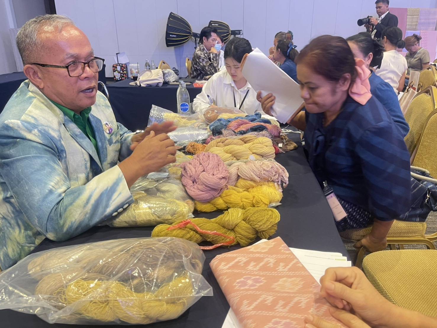 พช.นครพนม ร่วม Coaching ผ้าลายพระราชทาน “ผ้าลายสิริราชพัสตราภรณ์” และงานหัตถกรรมประจำปี 2568