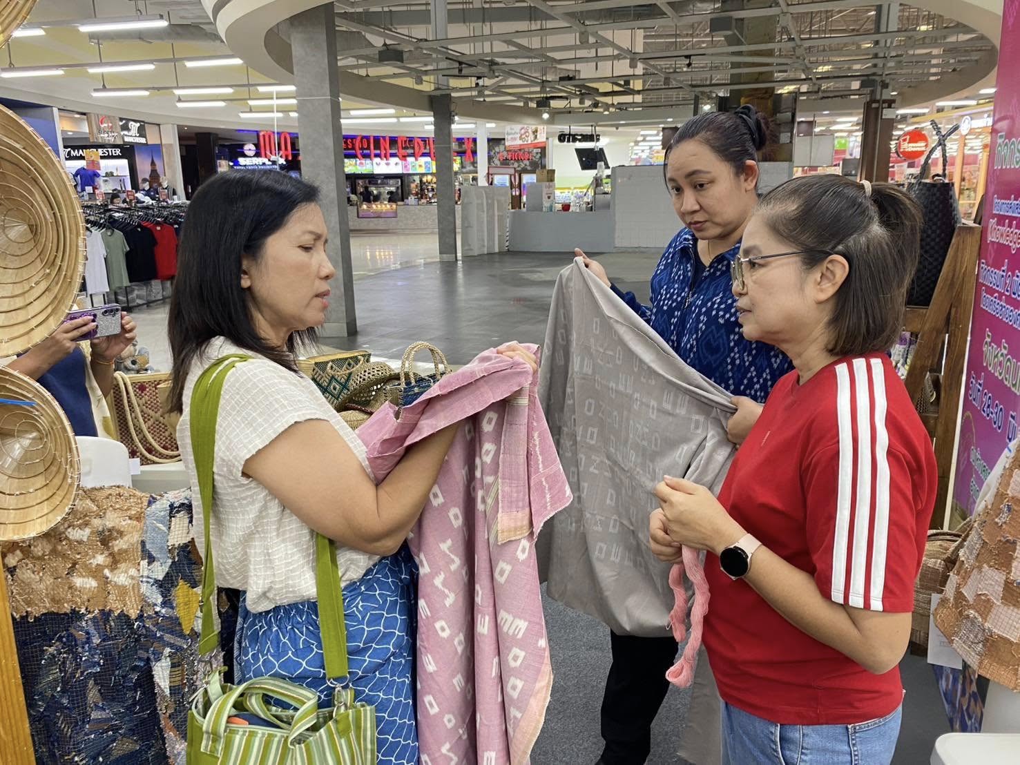 พช.นครพนม จัดกิจกรรมทดสอบตลาดโครงการส่งเสริมกระบวนการเครือข่ายองค์ความรู้(Khowledge – Based OTOP : KBO)
