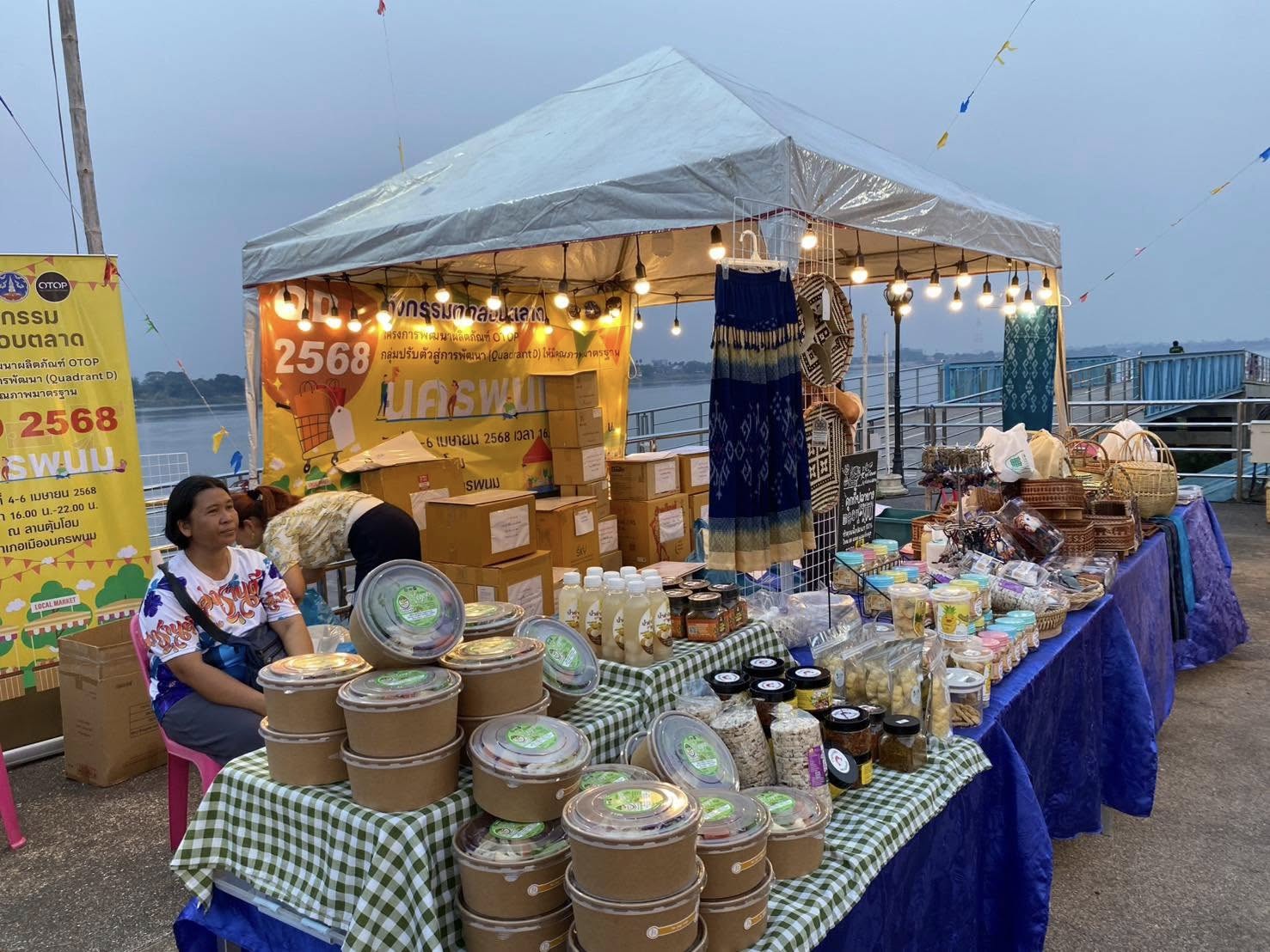 พช.นครพนม ติดตามสนับสนุนกิจกรรมทดสอบตลาดตามโครงการพัฒนาผลิตภัณฑ์ OTOP กลุ่ม QD ให้มีคุณภาพ