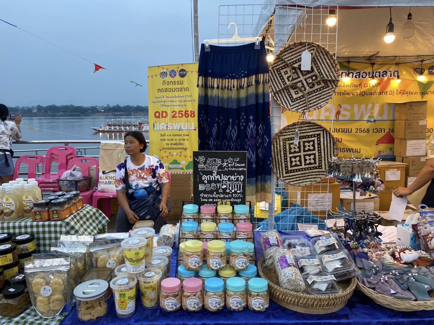 พช.นครพนม ติดตามสนับสนุนกิจกรรมทดสอบตลาดตามโครงการพัฒนาผลิตภัณฑ์ OTOP กลุ่ม QD ให้มีคุณภาพ