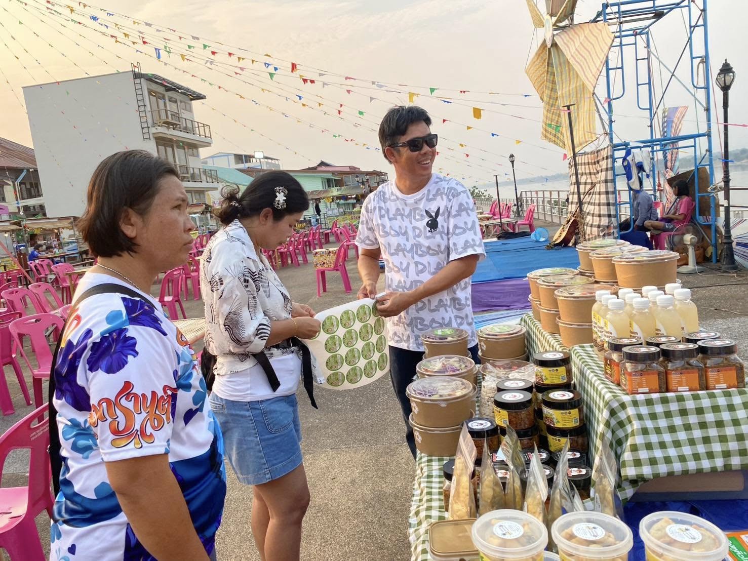 พช.นครพนม ติดตามสนับสนุนกิจกรรมทดสอบตลาดตามโครงการพัฒนาผลิตภัณฑ์ OTOP กลุ่ม QD ให้มีคุณภาพ