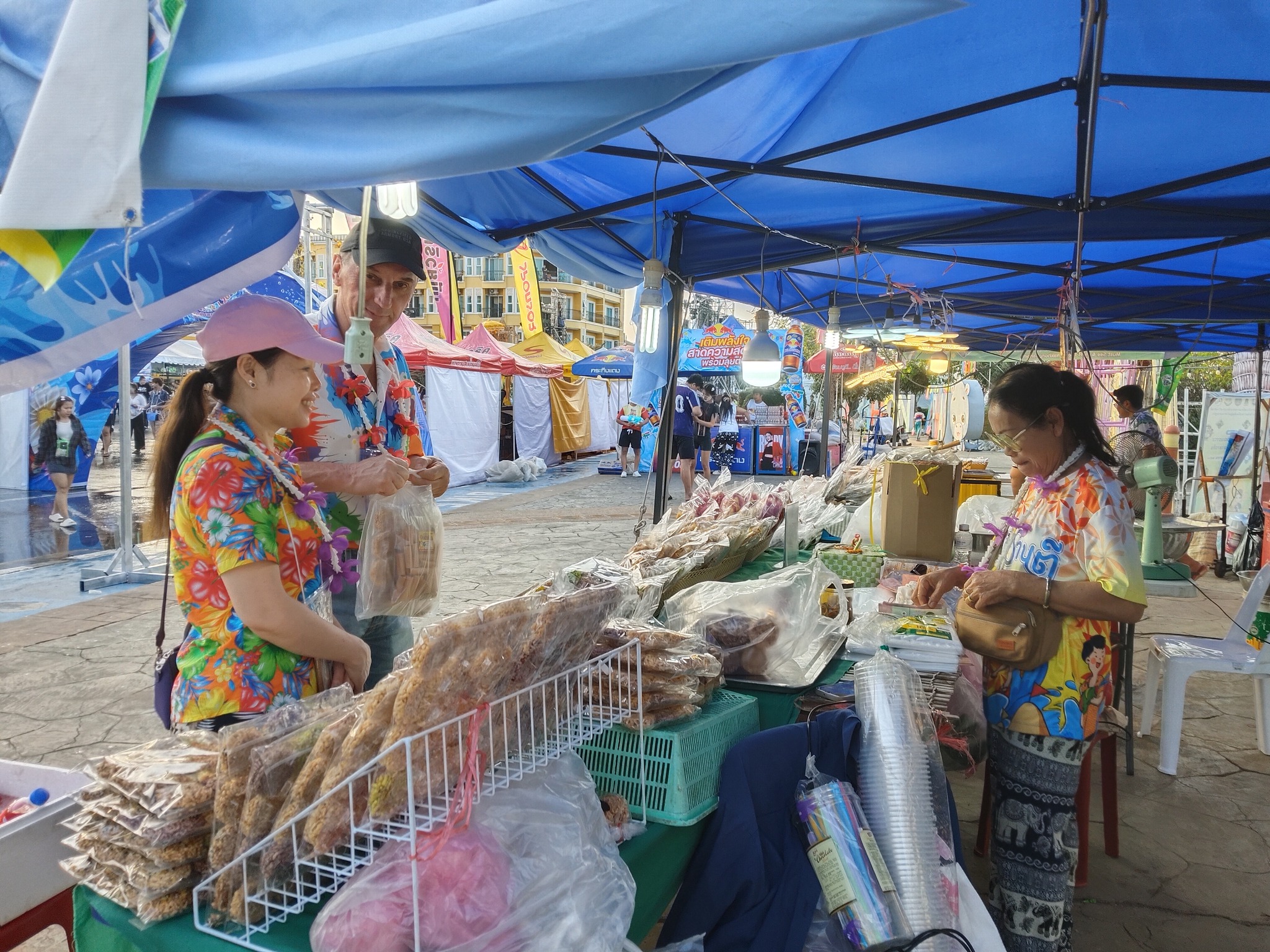 พช.นครพนม ร่วมเปิดงาน “สาดสนุก สุขที่ถนนข้าวปุ้น” รับสงกรานต์คึกคัก ปลุกสีสันท่องเที่ยวริมโขง