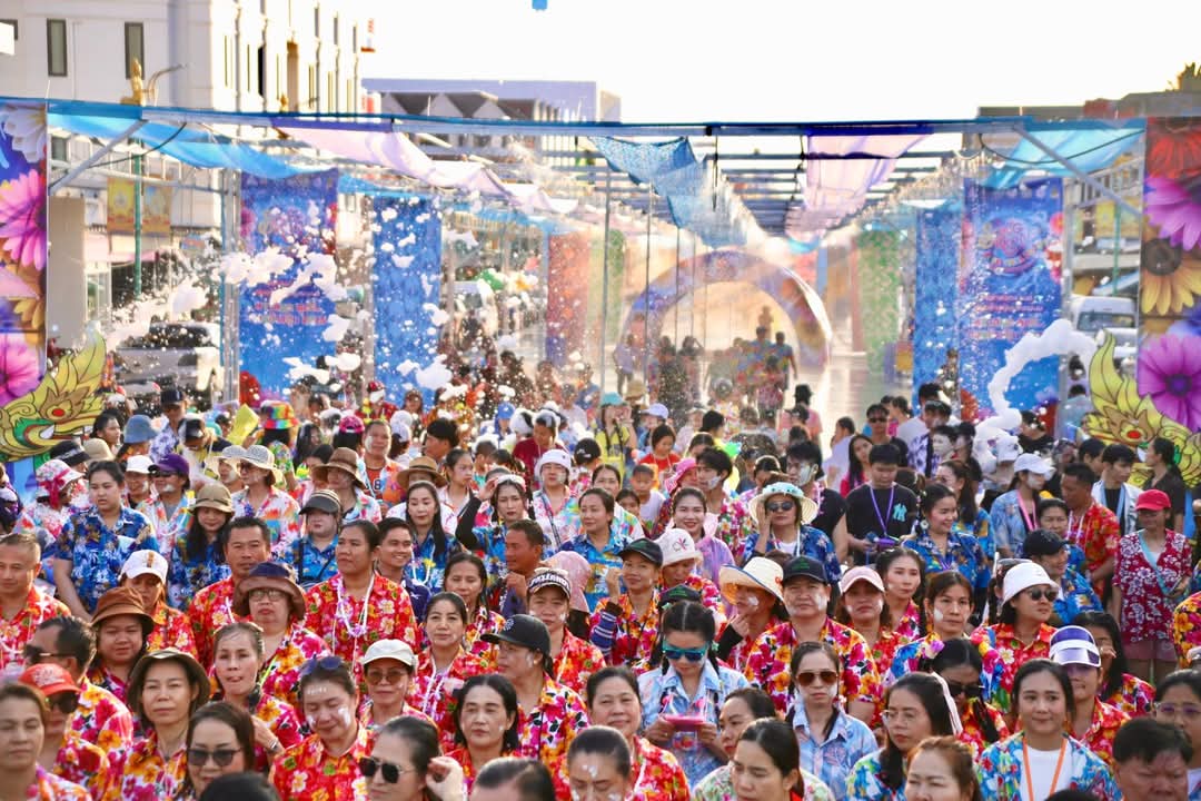 พช.นครพนม ร่วมเปิดงาน “สาดสนุก สุขที่ถนนข้าวปุ้น” รับสงกรานต์คึกคัก ปลุกสีสันท่องเที่ยวริมโขง