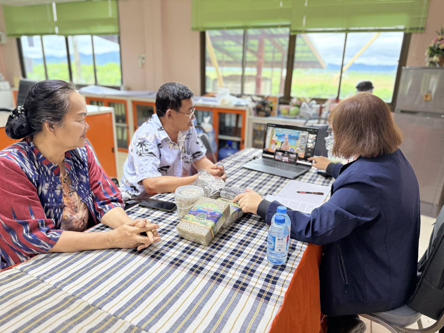 พช.นครพนม ประชุมเตรียมความพร้อมผู้ประกอบการที่ได้รับการคัดเลือกเข้าร่วมงาน OTOP Midyear 2025 ณ อิมแพ็ค เมืองทองธานี