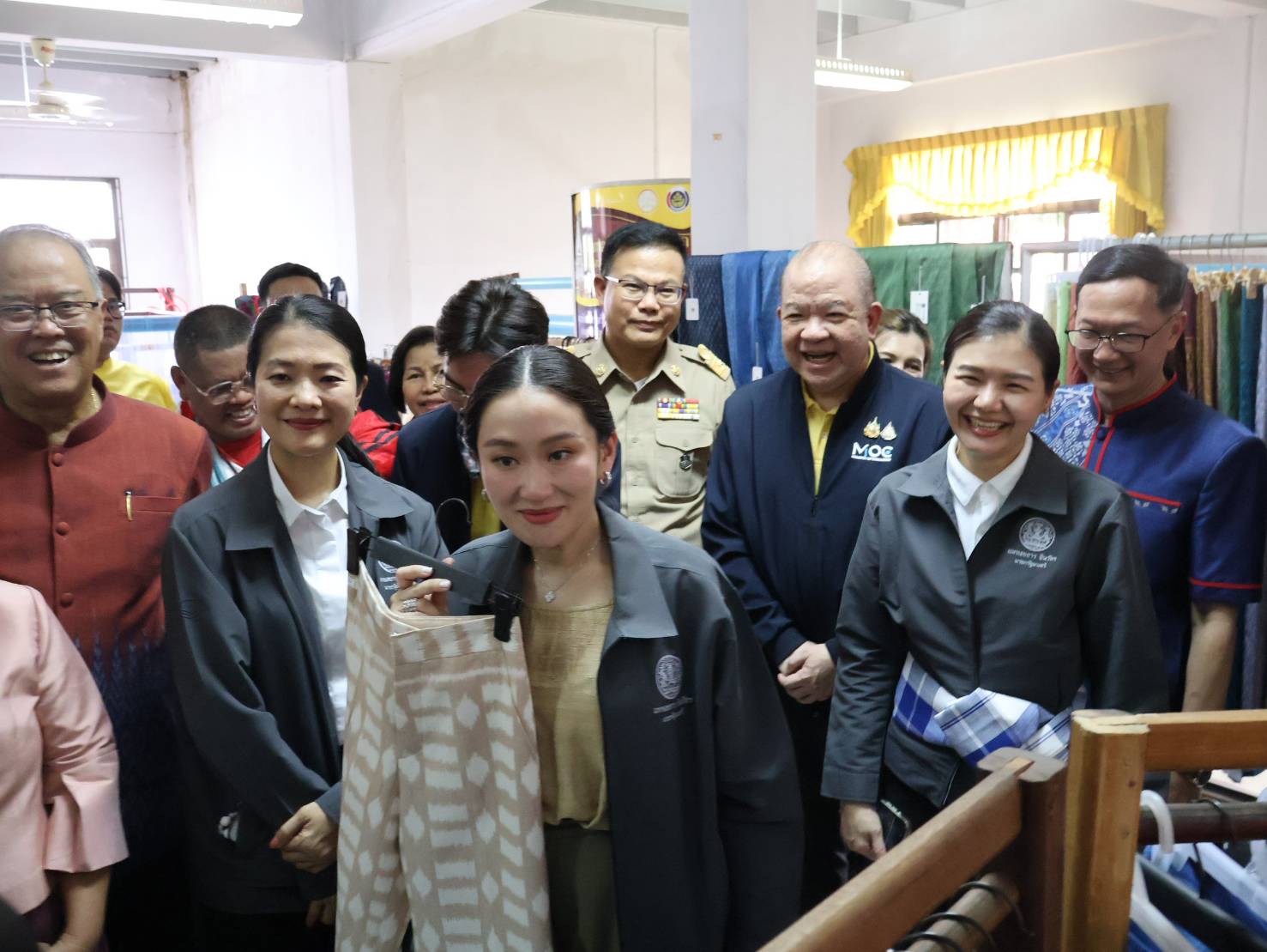 อธิบดี พช. ต้อนรับนายกรัฐมนตรี พร้อมคณะเยี่ยมชมศูนย์หัตถกรรม ‘นาหว้าโมเดล’ ตามแนวพระราชดำริ สมเด็จพระเจ้าลูกเธอ เจ้าฟ้าสิริวัณณวรี นารีรัตนราชกัญญา สานพระราชปณิธานพระพันปีหลวง