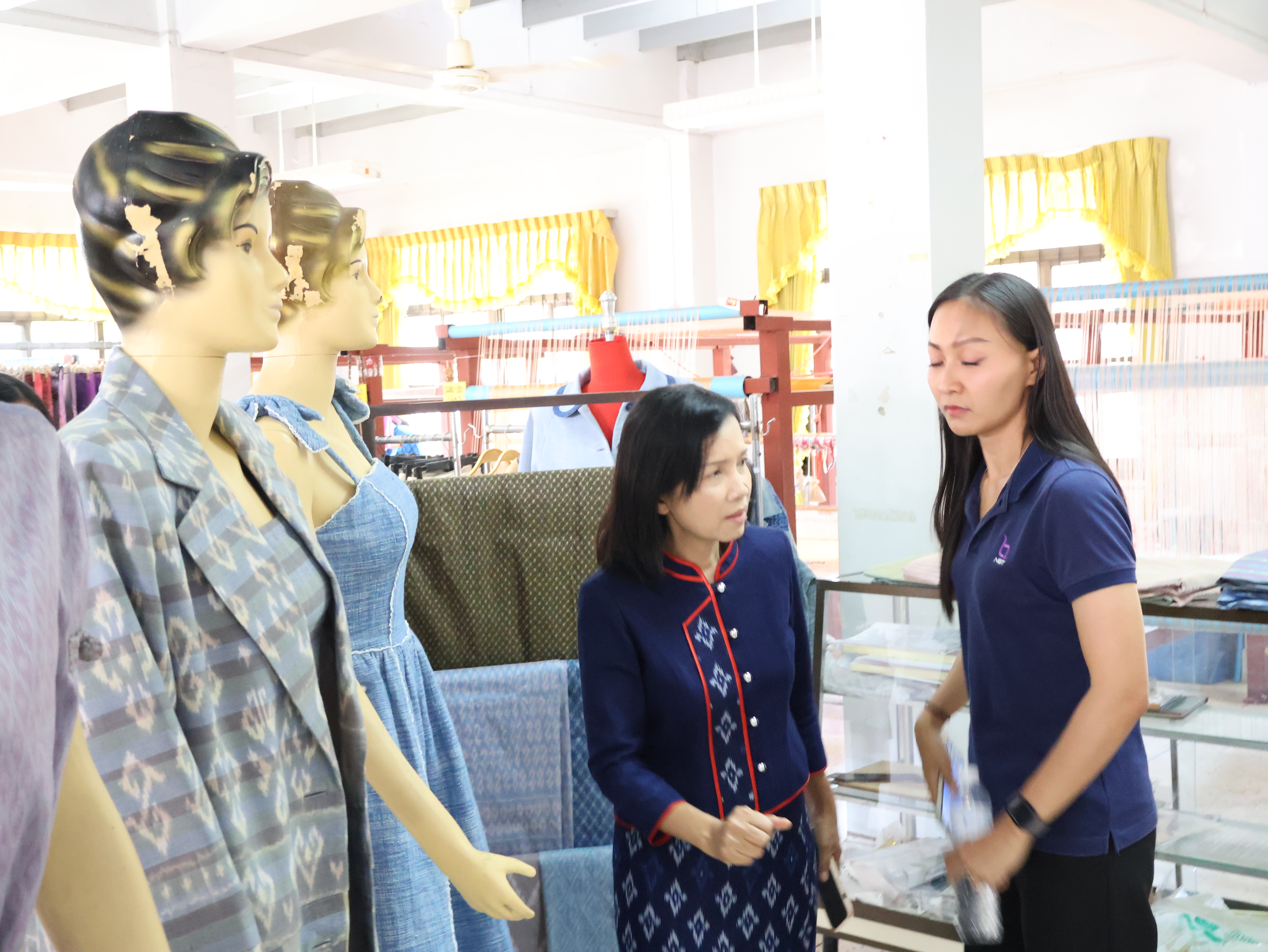 พช.นครพนม ให้สัมภาษณ์ในการถ่ายทำรายการ สถานีโทรทัศน์ NBT ส่วนกลาง โครงการสืบสานพระราชปณิธาน “นาหว้าโมเดล”