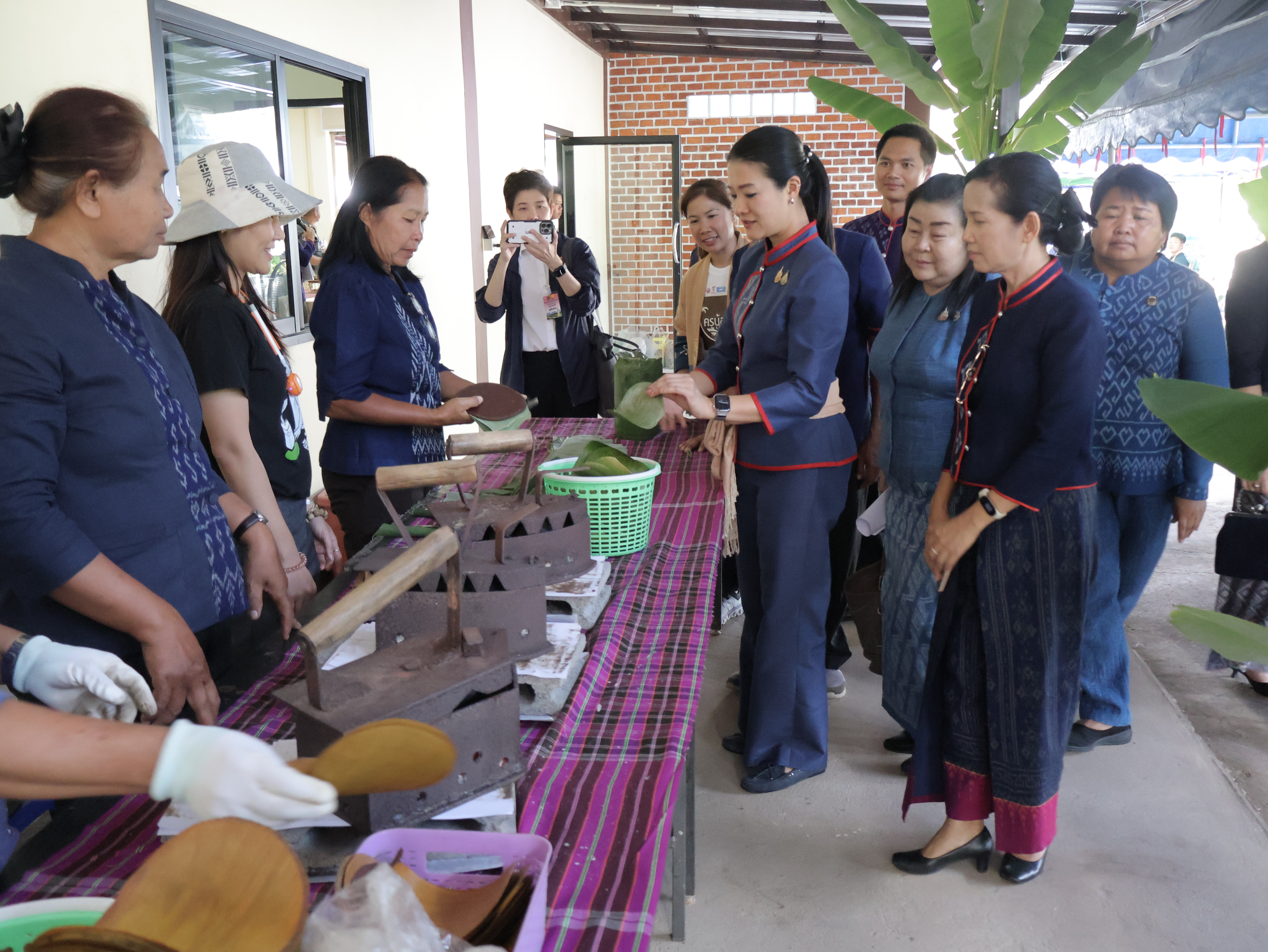 มท.4 ลงพื้นที่ตรวจเยี่ยมกลุ่มผู้ผลิตผู้ประกอบการ OTOP เด่น จังหวัดนครพนม