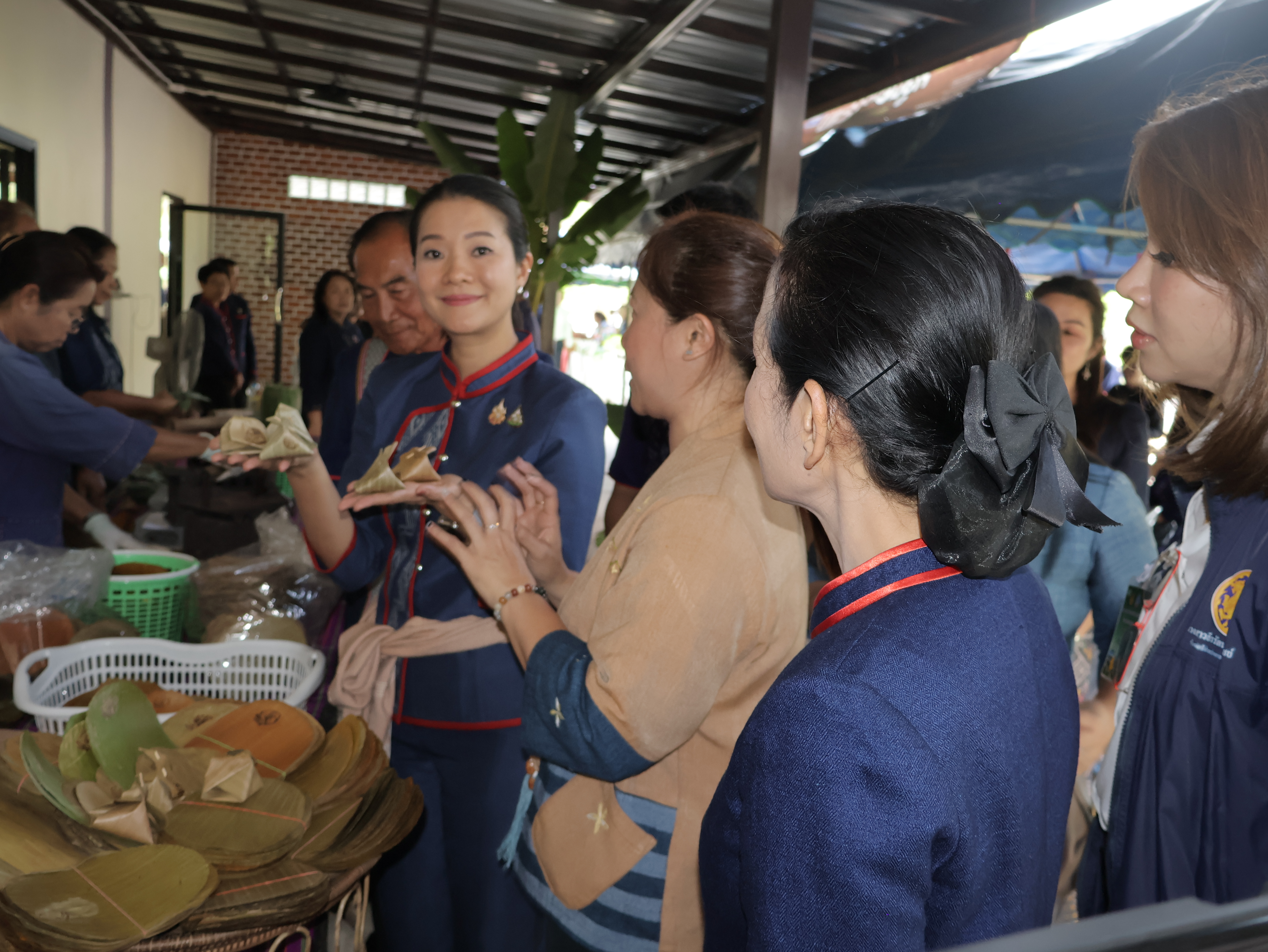 มท.4 ลงพื้นที่ตรวจเยี่ยมกลุ่มผู้ผลิตผู้ประกอบการ OTOP เด่น จังหวัดนครพนม