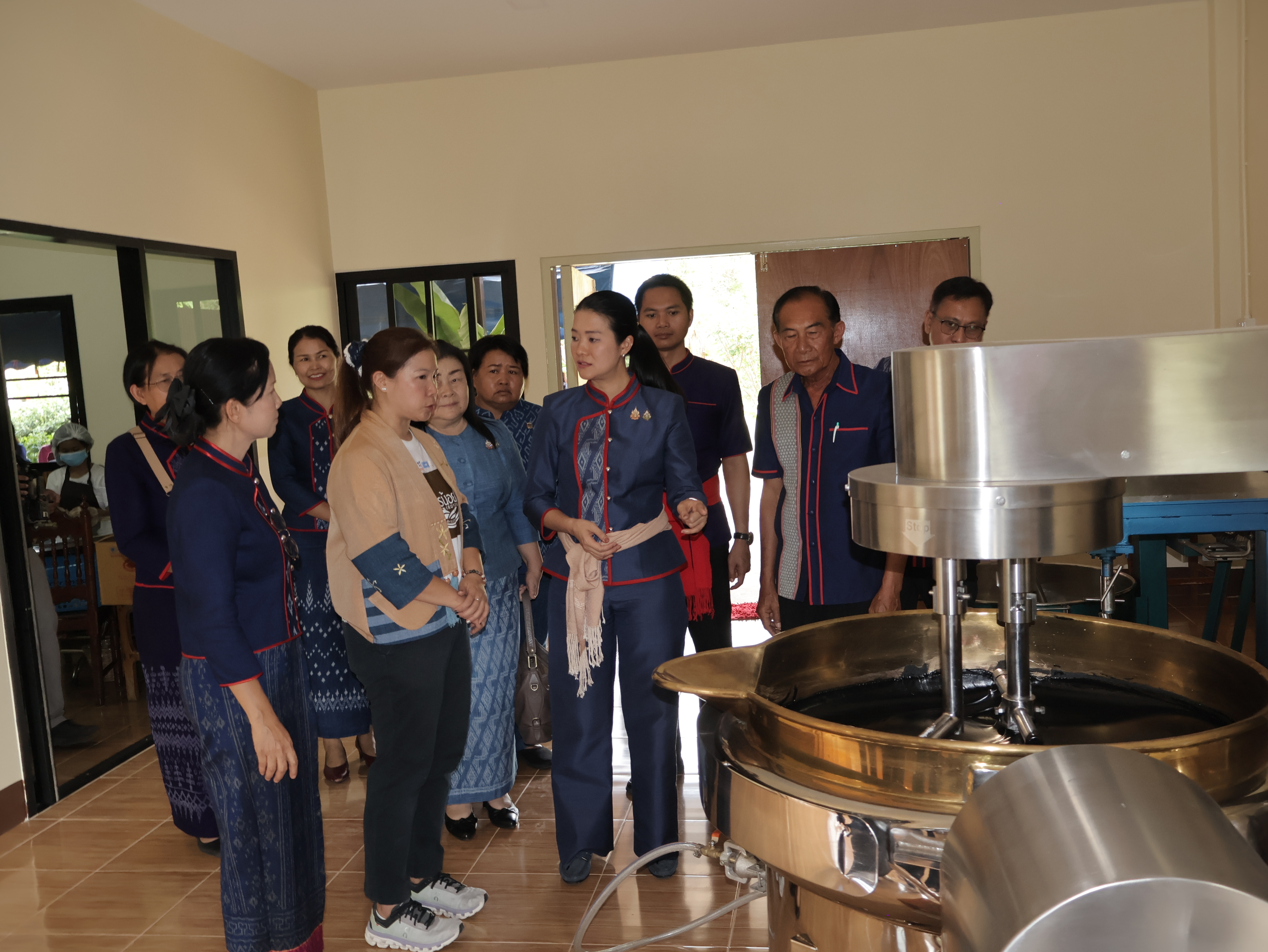 มท.4 ลงพื้นที่ตรวจเยี่ยมกลุ่มผู้ผลิตผู้ประกอบการ OTOP เด่น จังหวัดนครพนม