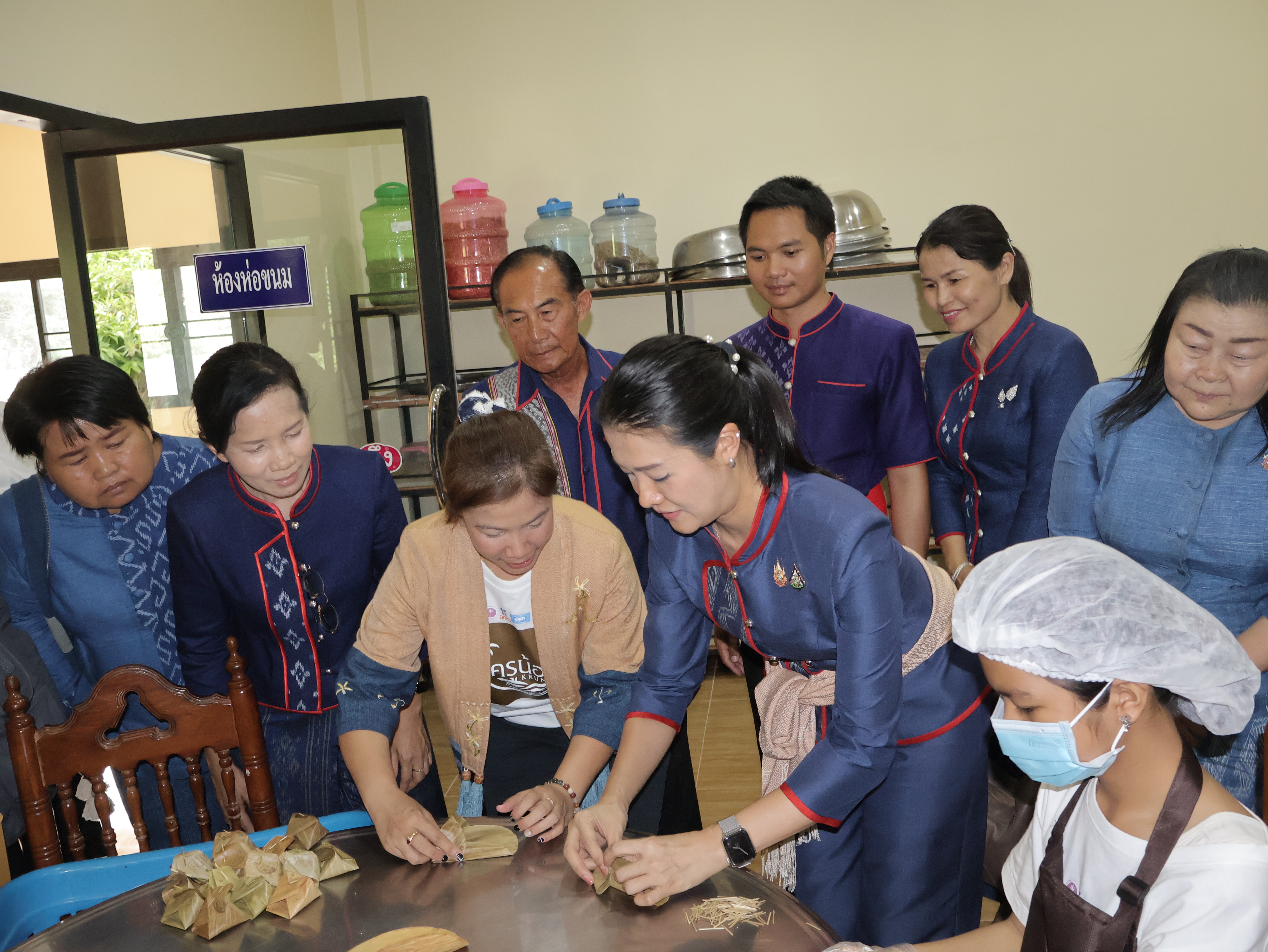 มท.4 ลงพื้นที่ตรวจเยี่ยมกลุ่มผู้ผลิตผู้ประกอบการ OTOP เด่น จังหวัดนครพนม