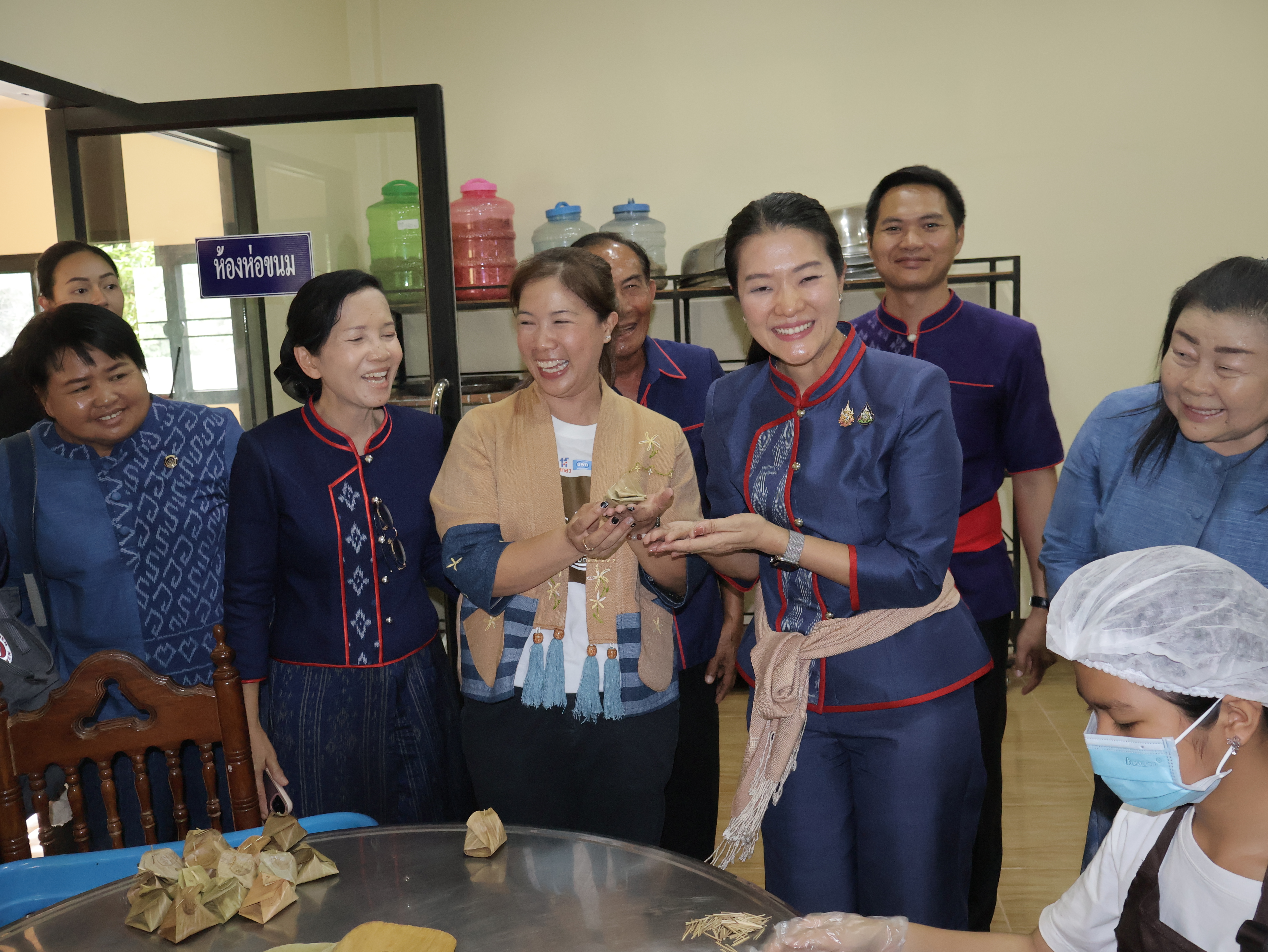 มท.4 ลงพื้นที่ตรวจเยี่ยมกลุ่มผู้ผลิตผู้ประกอบการ OTOP เด่น จังหวัดนครพนม