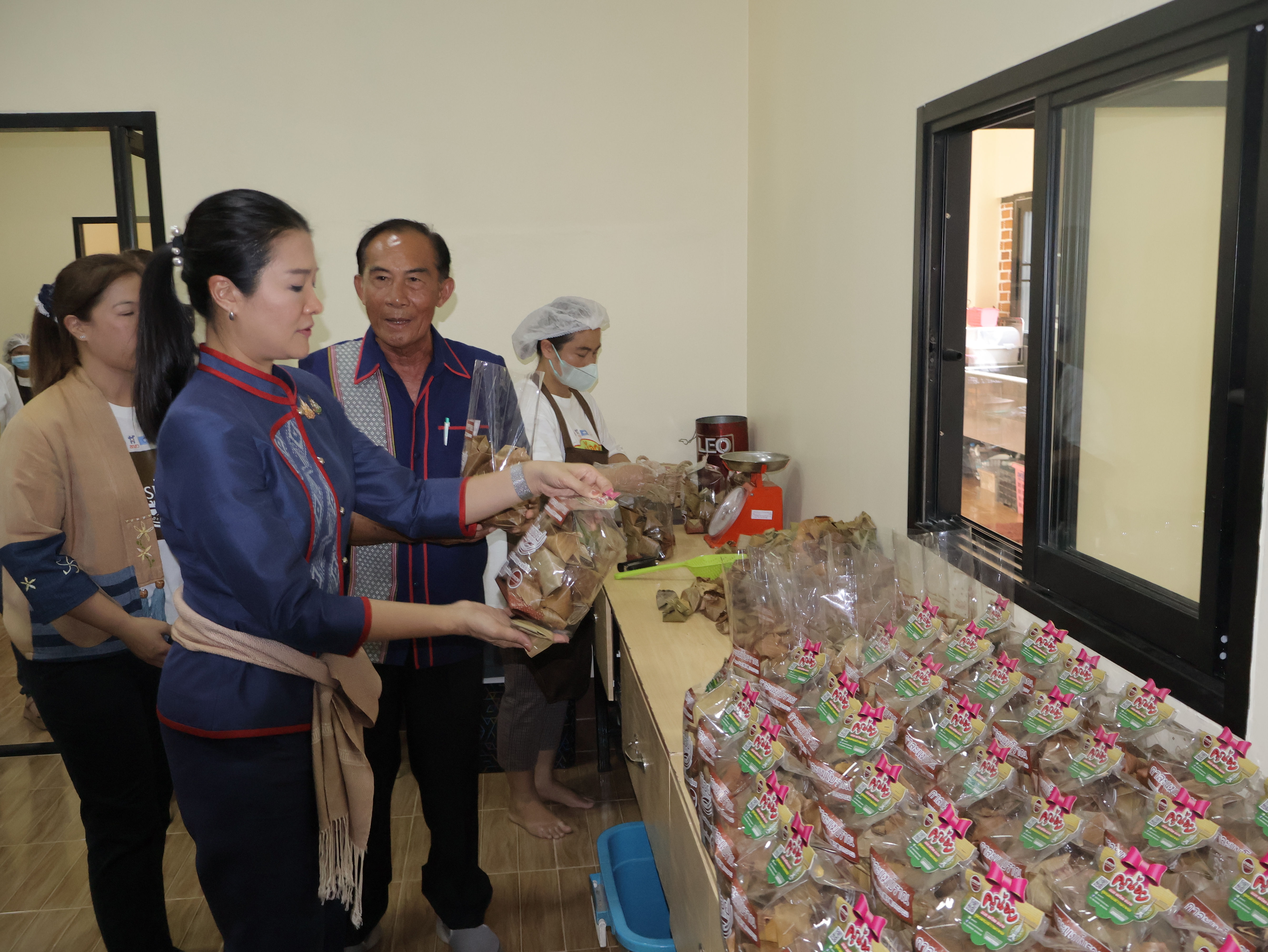 มท.4 ลงพื้นที่ตรวจเยี่ยมกลุ่มผู้ผลิตผู้ประกอบการ OTOP เด่น จังหวัดนครพนม
