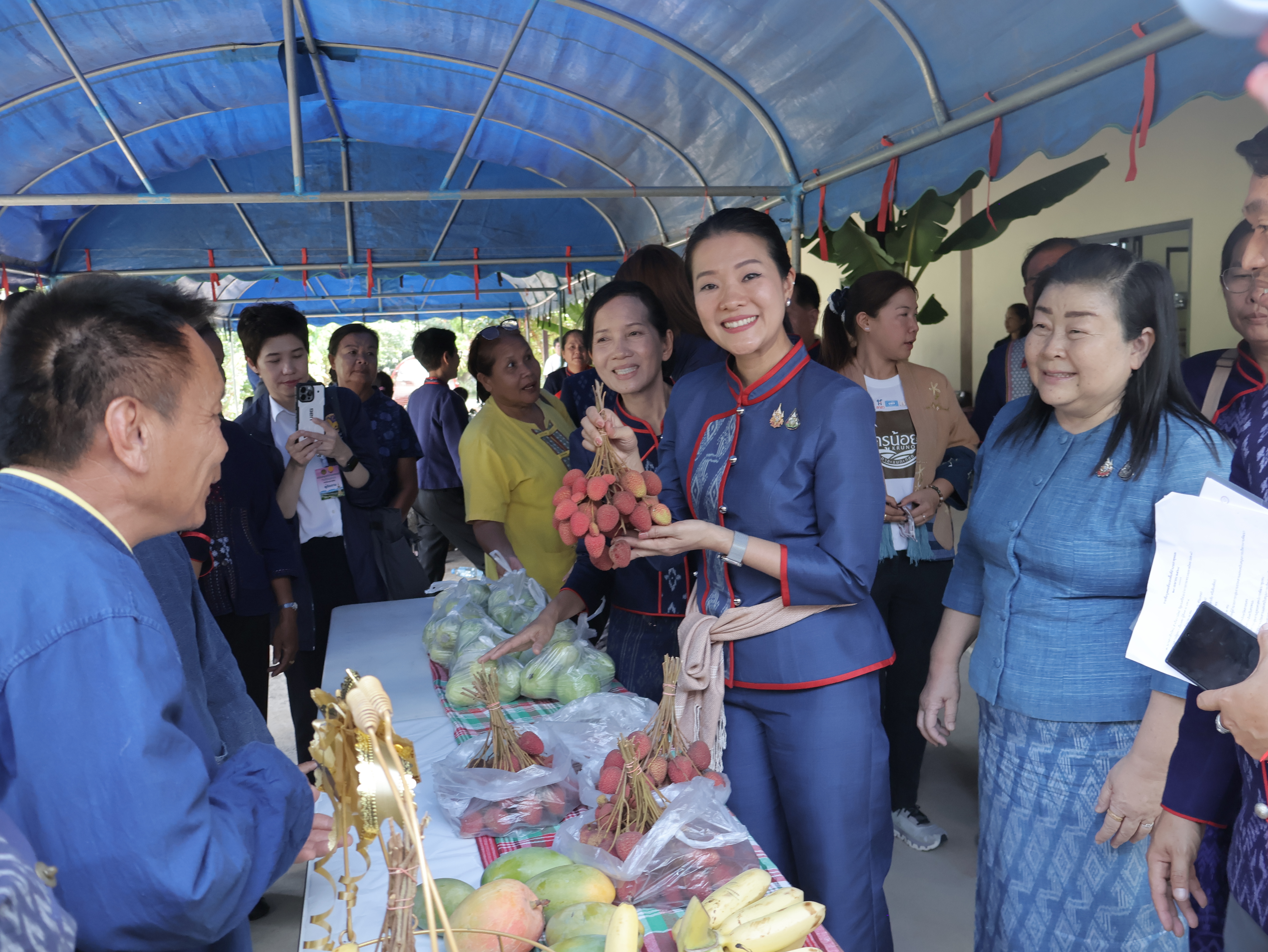 มท.4 ลงพื้นที่ตรวจเยี่ยมกลุ่มผู้ผลิตผู้ประกอบการ OTOP เด่น จังหวัดนครพนม