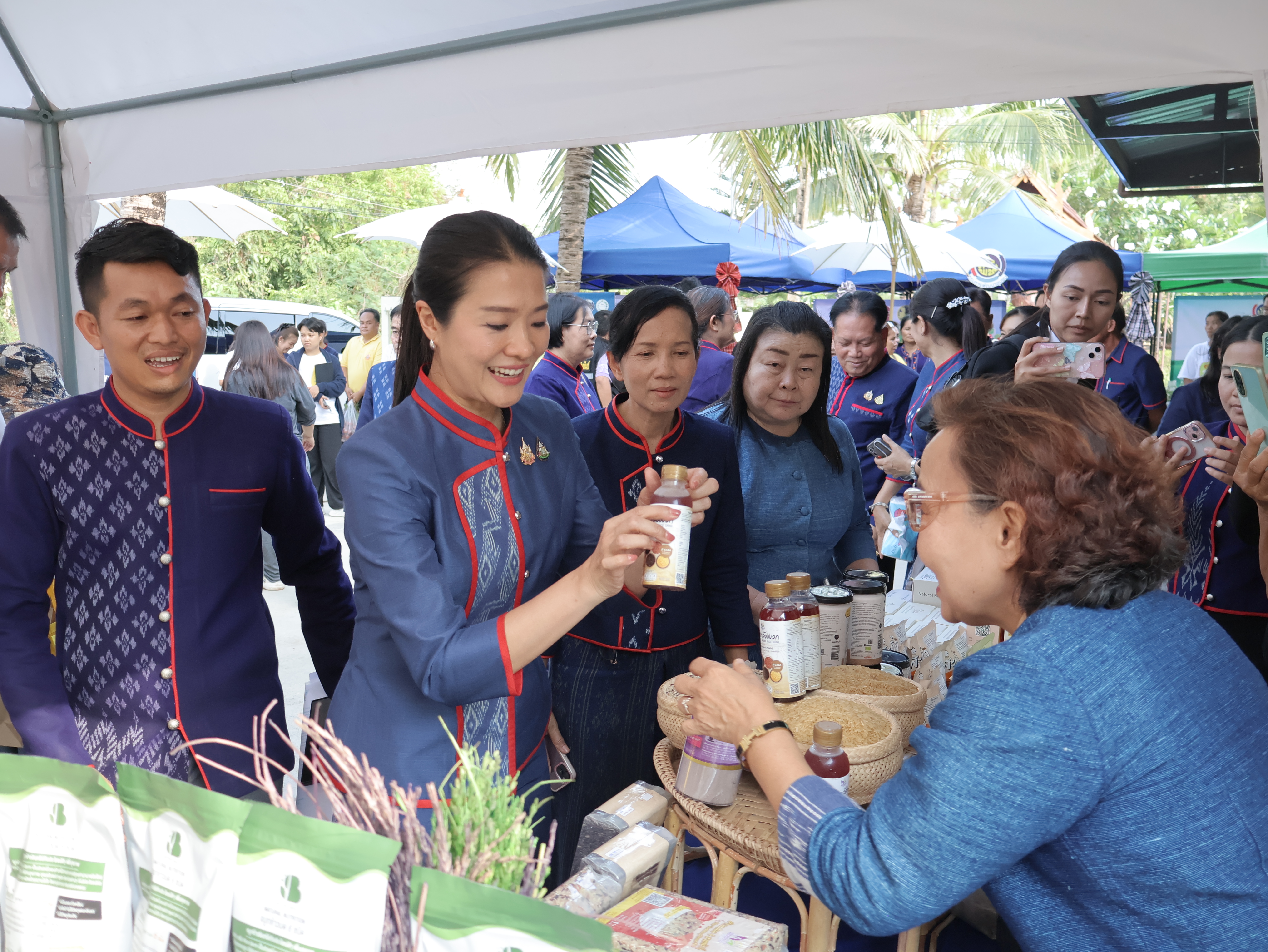 มท.4 ลงพื้นที่ตรวจเยี่ยมกลุ่มผู้ผลิตผู้ประกอบการ OTOP เด่น จังหวัดนครพนม