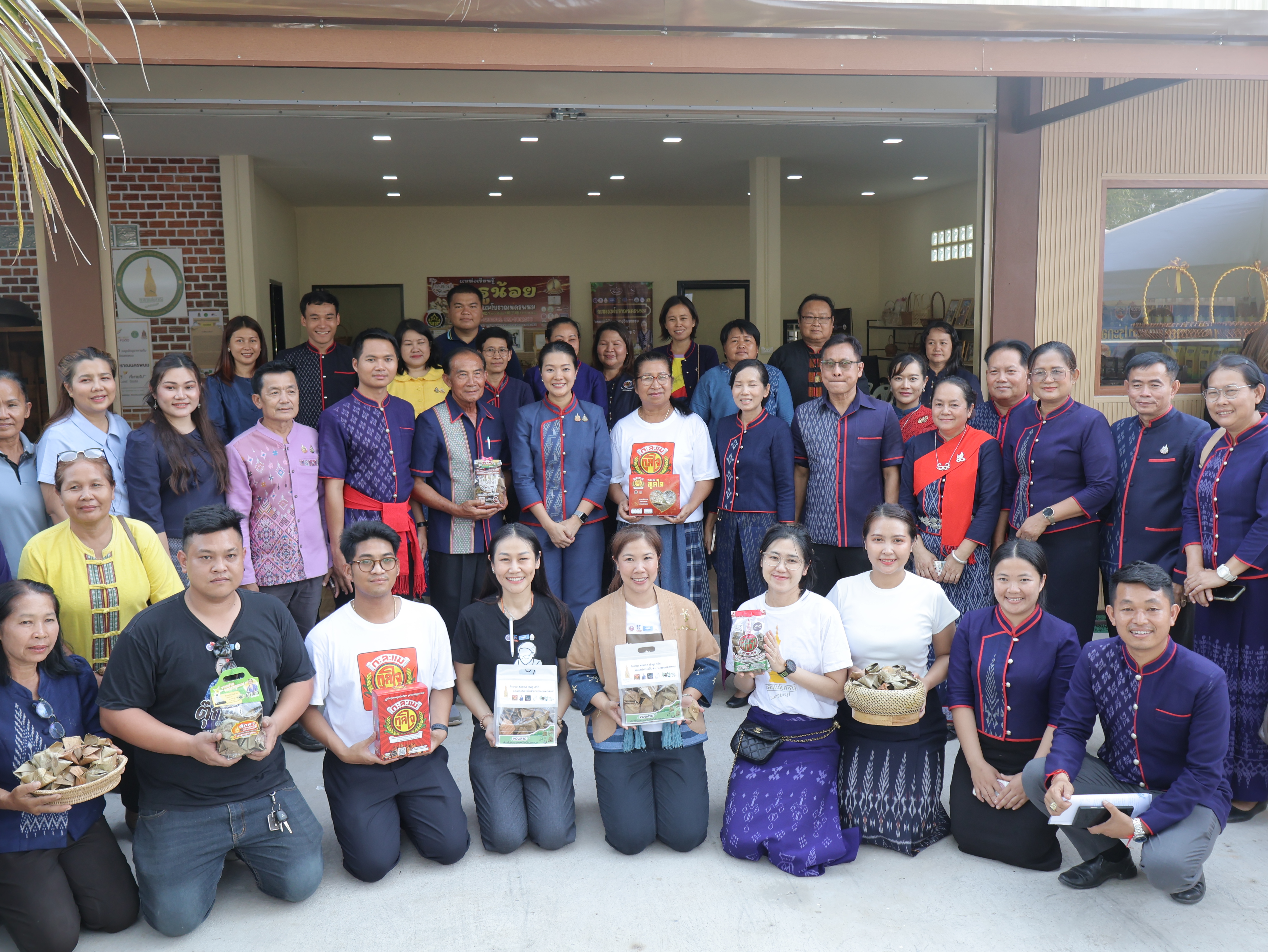 มท.4 ลงพื้นที่ตรวจเยี่ยมกลุ่มผู้ผลิตผู้ประกอบการ OTOP เด่น จังหวัดนครพนม