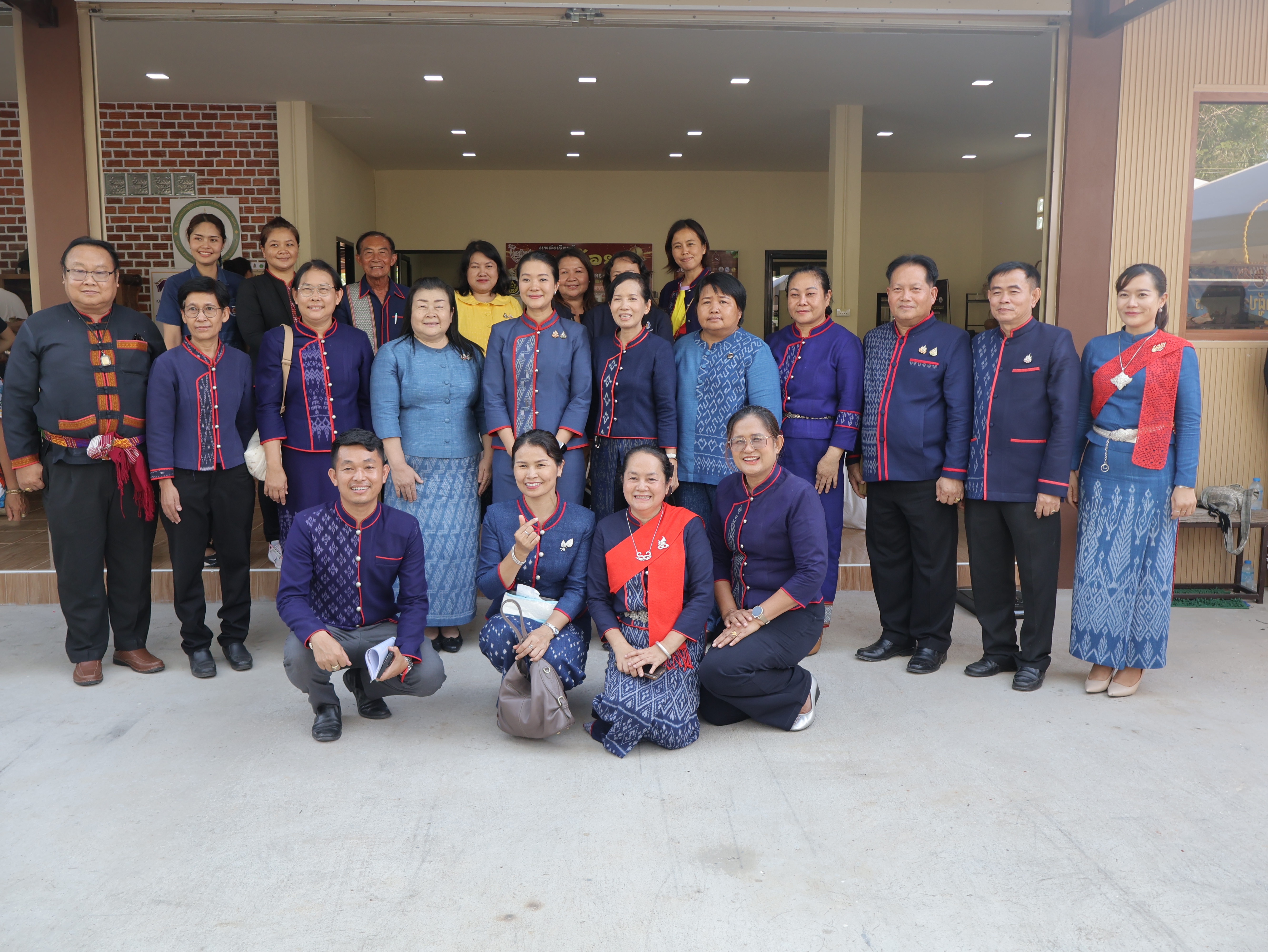 มท.4 ลงพื้นที่ตรวจเยี่ยมกลุ่มผู้ผลิตผู้ประกอบการ OTOP เด่น จังหวัดนครพนม