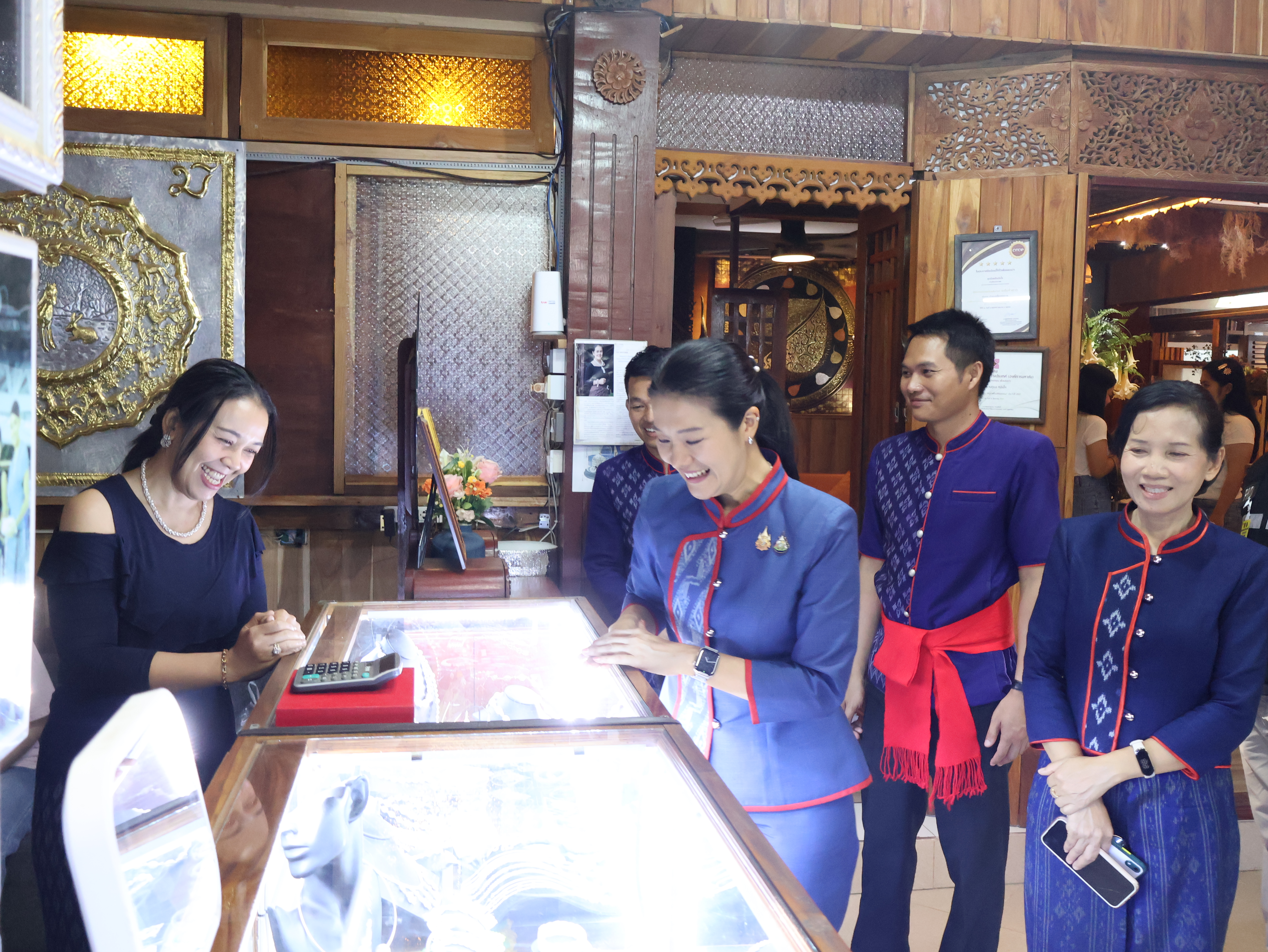 มท.4 ลงพื้นที่ตรวจเยี่ยมกลุ่มผู้ผลิตผู้ประกอบการ OTOP เด่น จังหวัดนครพนม