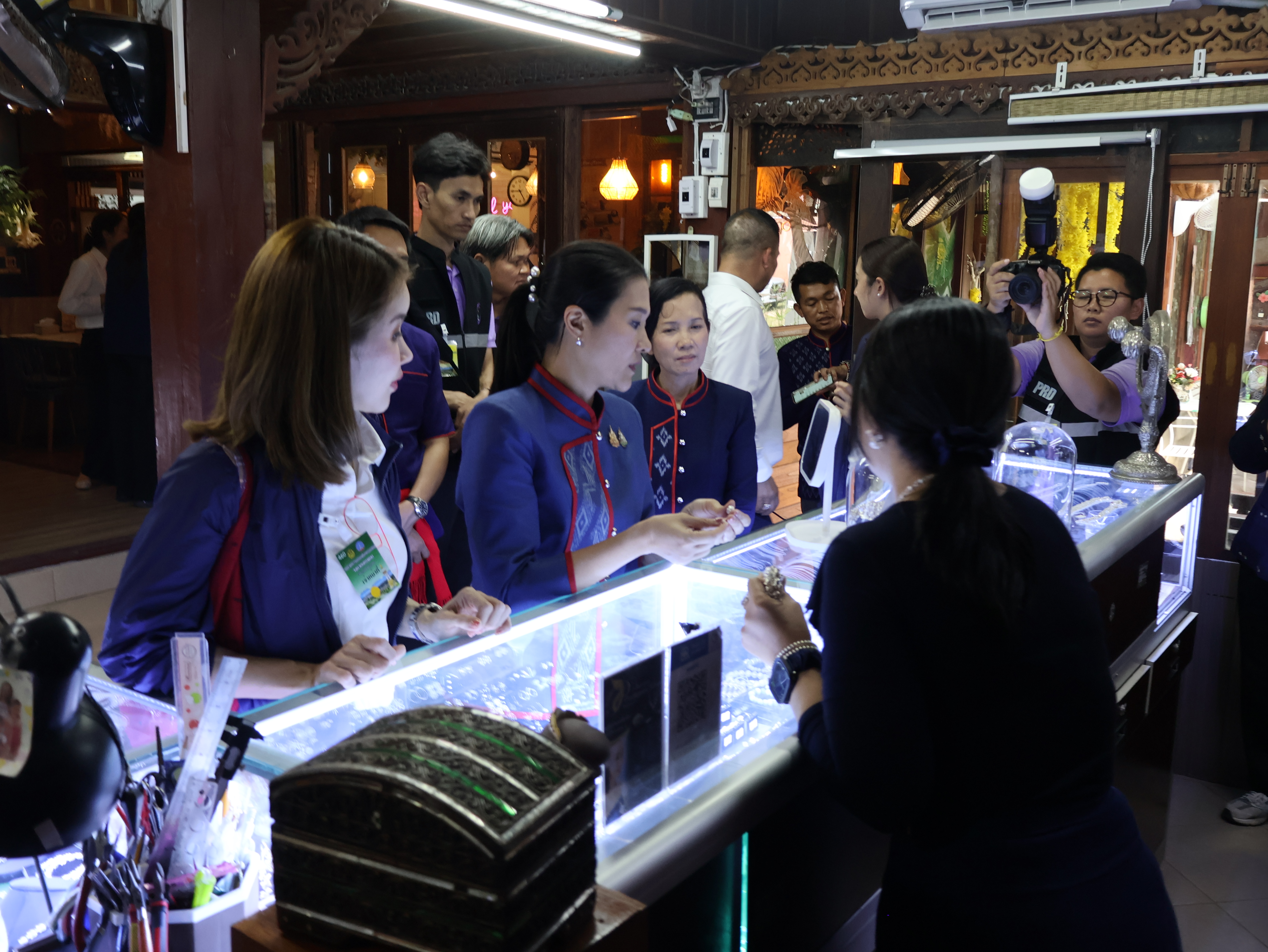 มท.4 ลงพื้นที่ตรวจเยี่ยมกลุ่มผู้ผลิตผู้ประกอบการ OTOP เด่น จังหวัดนครพนม