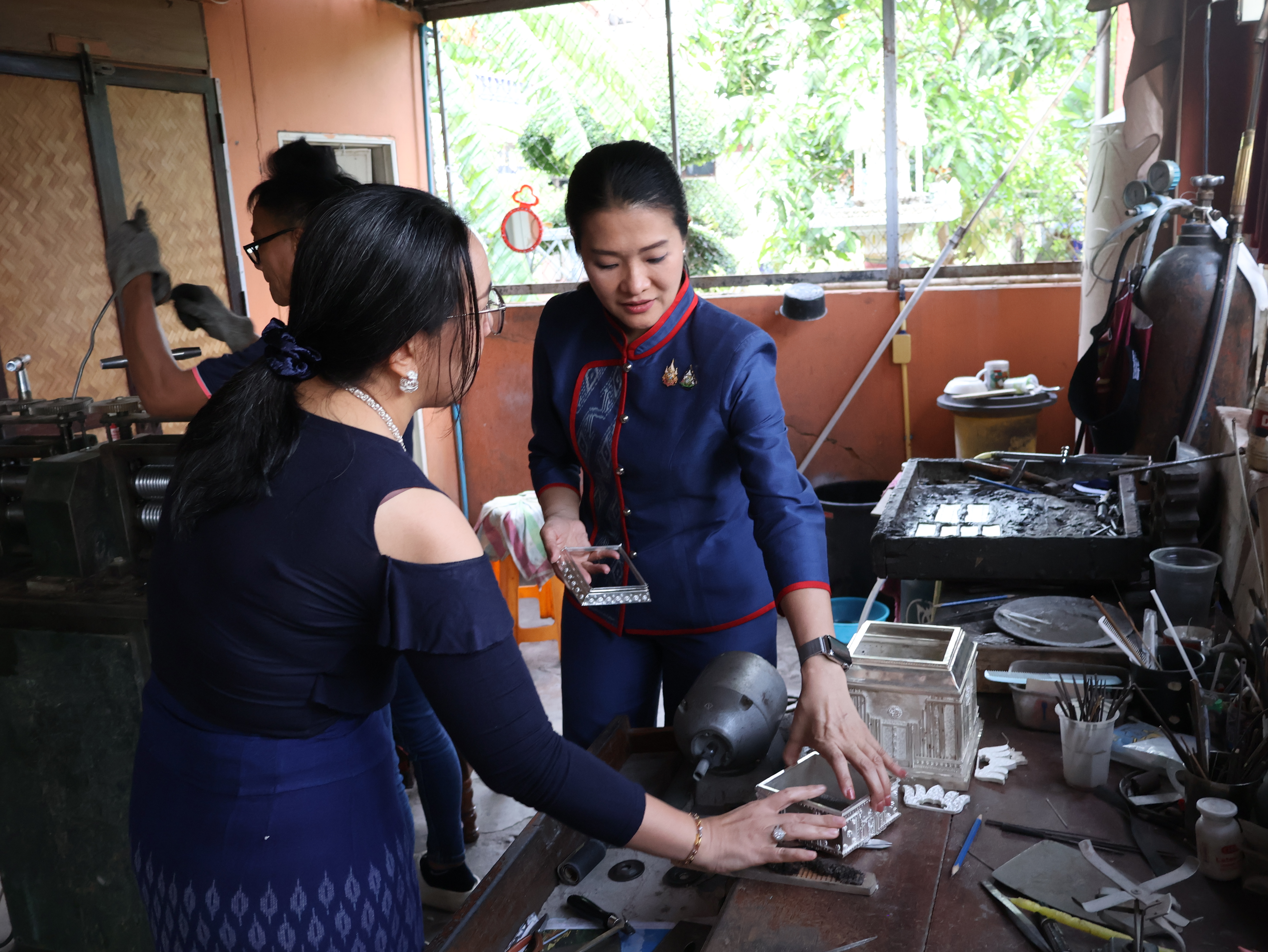มท.4 ลงพื้นที่ตรวจเยี่ยมกลุ่มผู้ผลิตผู้ประกอบการ OTOP เด่น จังหวัดนครพนม