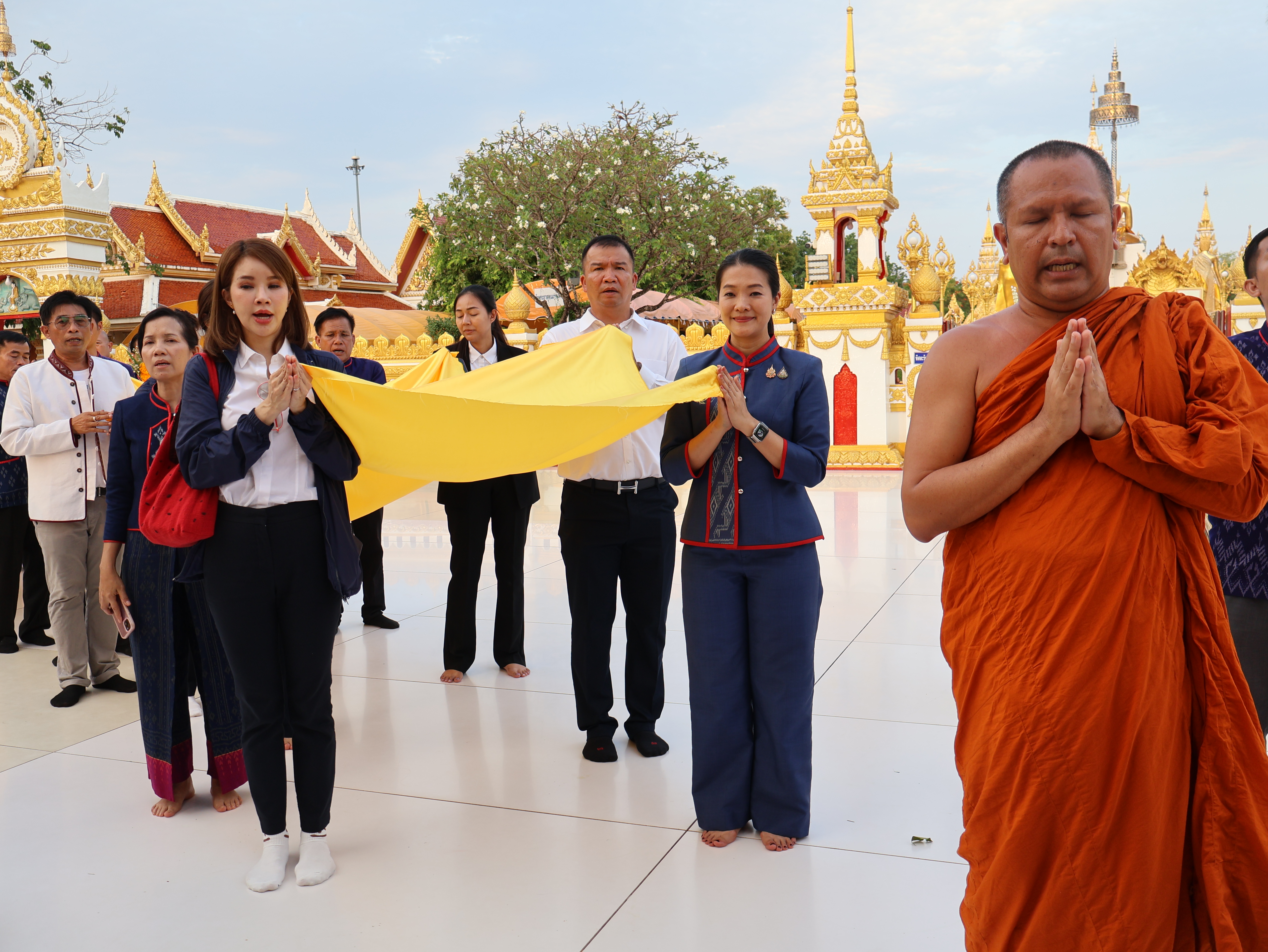 มท.4 ลงพื้นที่ตรวจเยี่ยมกลุ่มผู้ผลิตผู้ประกอบการ OTOP เด่น จังหวัดนครพนม