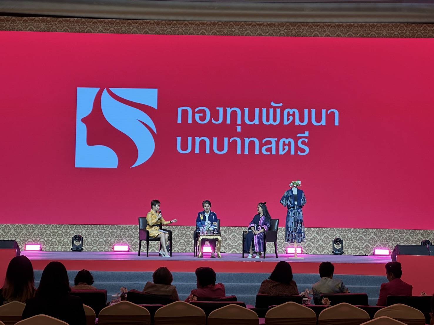 นครพนม นำทีมสตรี ร่วมงาน “พลังสตรีเพื่อการพัฒนา เสริมสร้างโอกาส สร้างอนาคต”