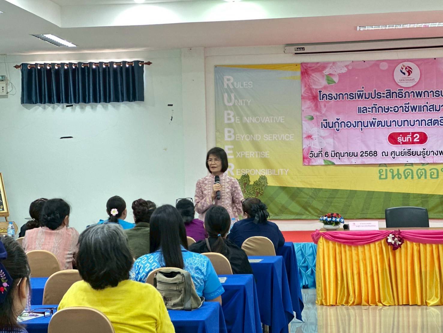 พช.นครพนม ร่วมกับกพสจ.นครพนม ดำเนินโครงการเพิ่มประสิทธิภาพการบริหารจัดการและทักษะอาชีพ แก่สมาชิกเงินกู้กองทุนพัฒนาบทบาทสตรี