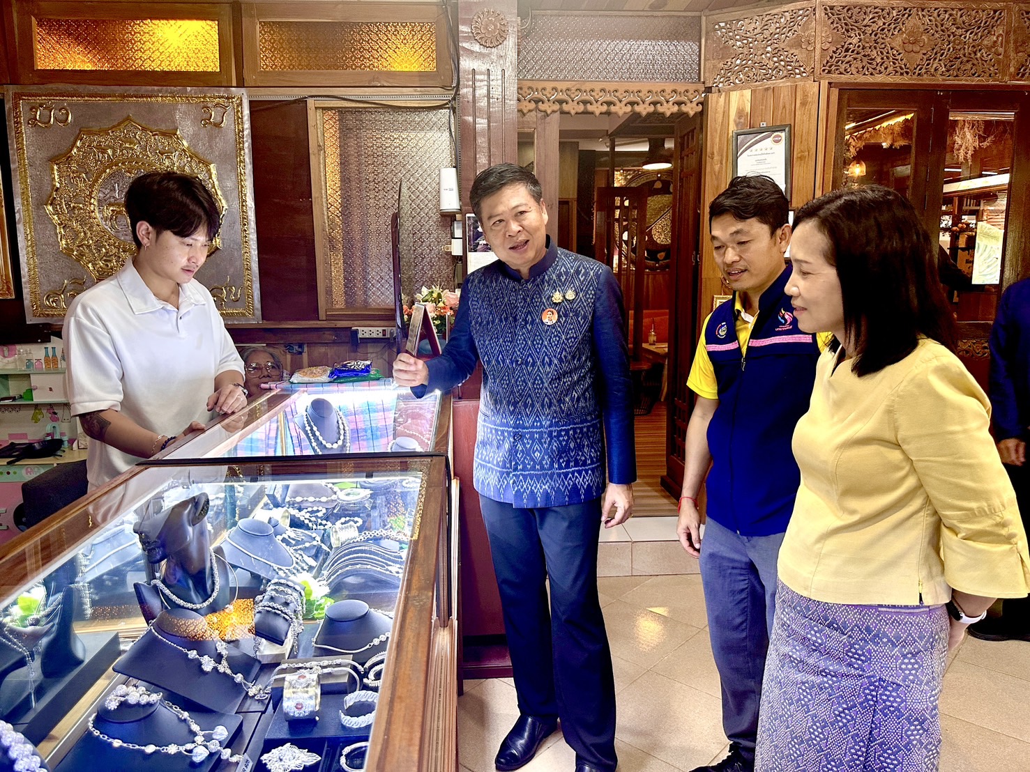 รองอธิบดี พช.เยี่ยมชมผลิตภัณฑ์ OTOP ส่งเสริมผู้ประกอบการสร้างสรรค์ของฝากของระลึกพรีเมี่ยม ประจำจังหวัด