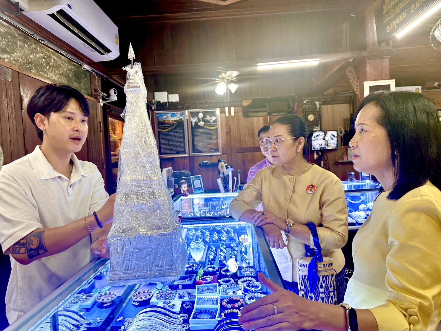 รองอธิบดี พช.เยี่ยมชมผลิตภัณฑ์ OTOP ส่งเสริมผู้ประกอบการสร้างสรรค์ของฝากของระลึกพรีเมี่ยม ประจำจังหวัด