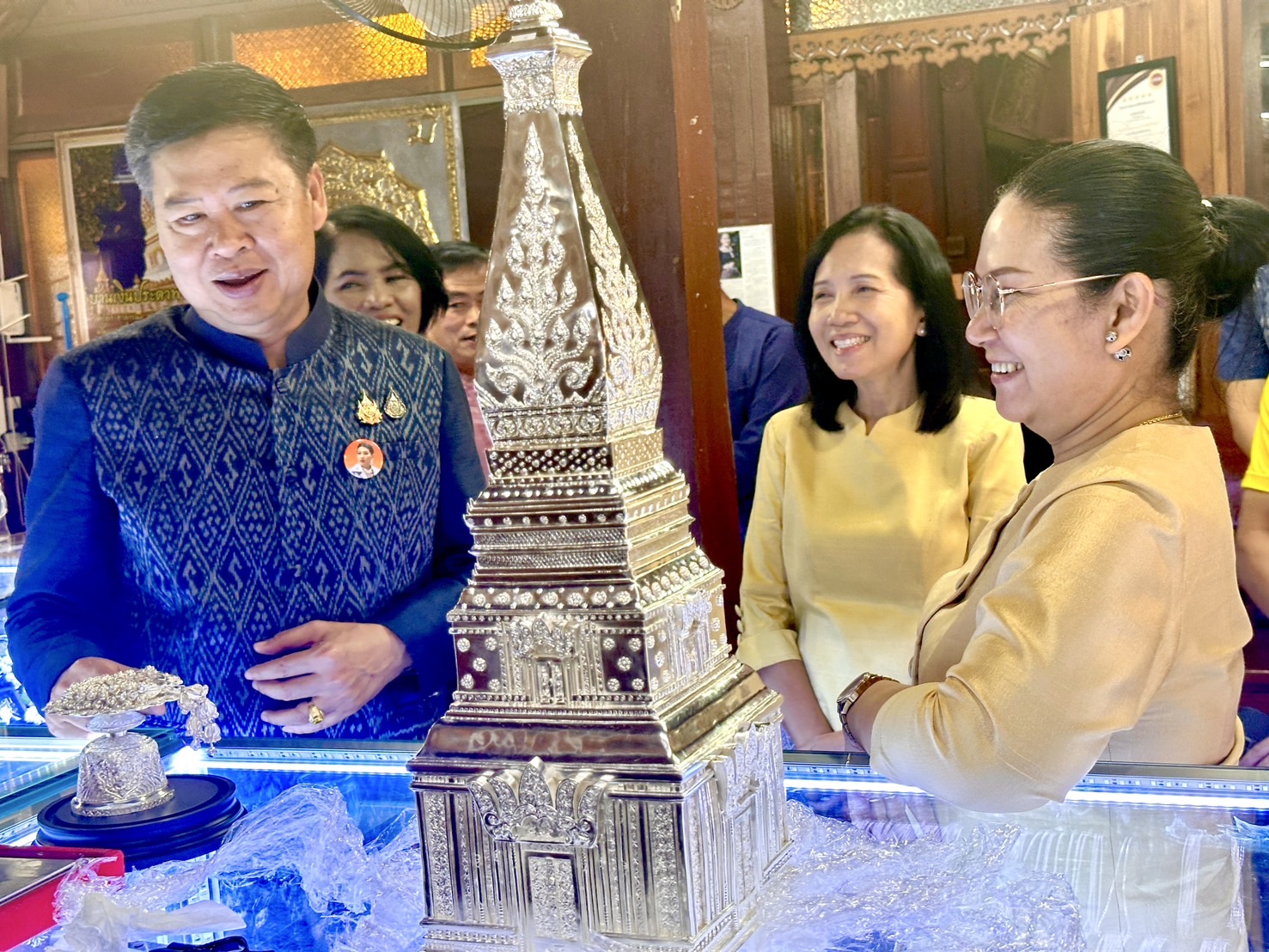 รองอธิบดี พช.เยี่ยมชมผลิตภัณฑ์ OTOP ส่งเสริมผู้ประกอบการสร้างสรรค์ของฝากของระลึกพรีเมี่ยม ประจำจังหวัด