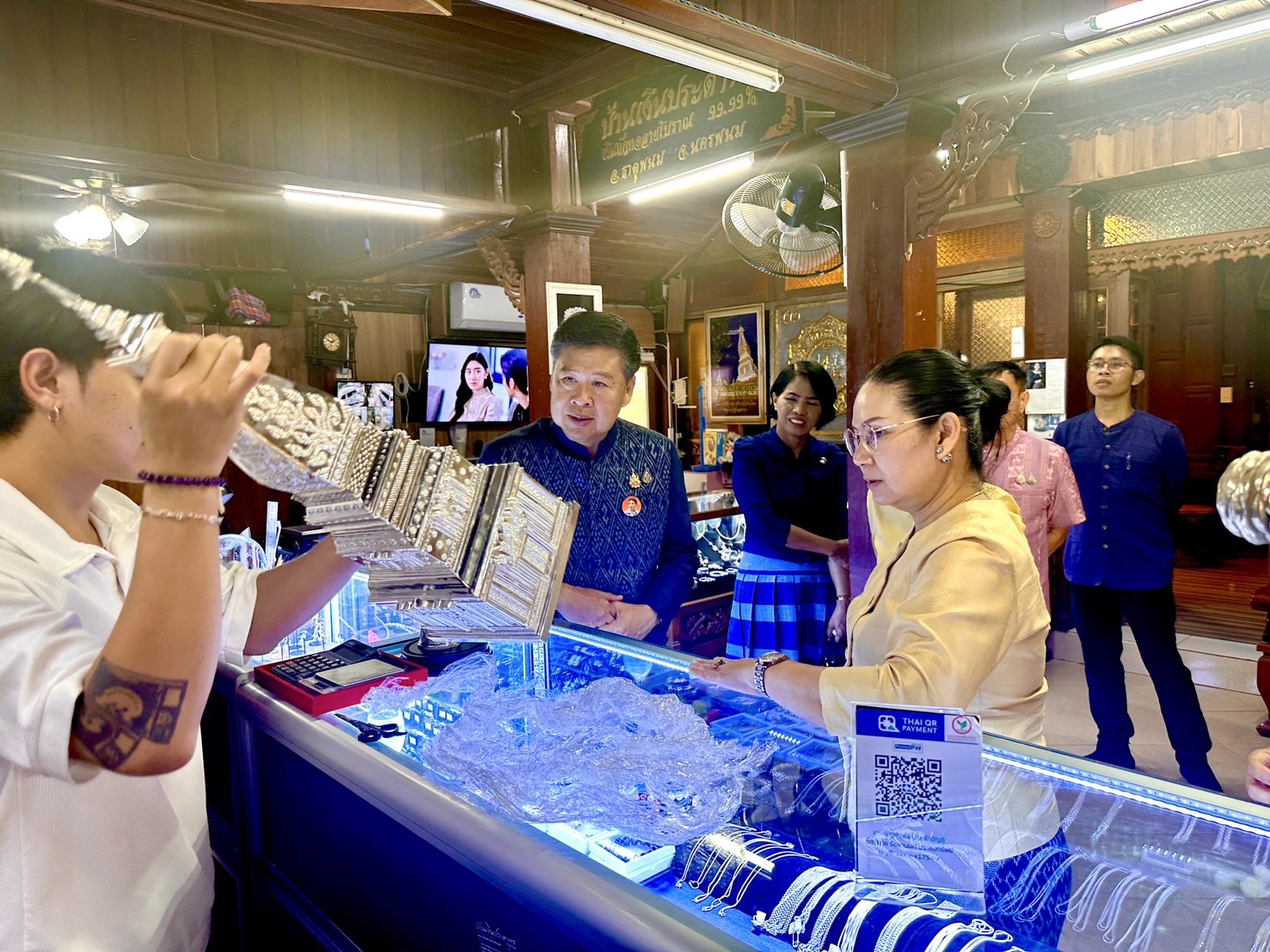 รองอธิบดี พช.เยี่ยมชมผลิตภัณฑ์ OTOP ส่งเสริมผู้ประกอบการสร้างสรรค์ของฝากของระลึกพรีเมี่ยม ประจำจังหวัด