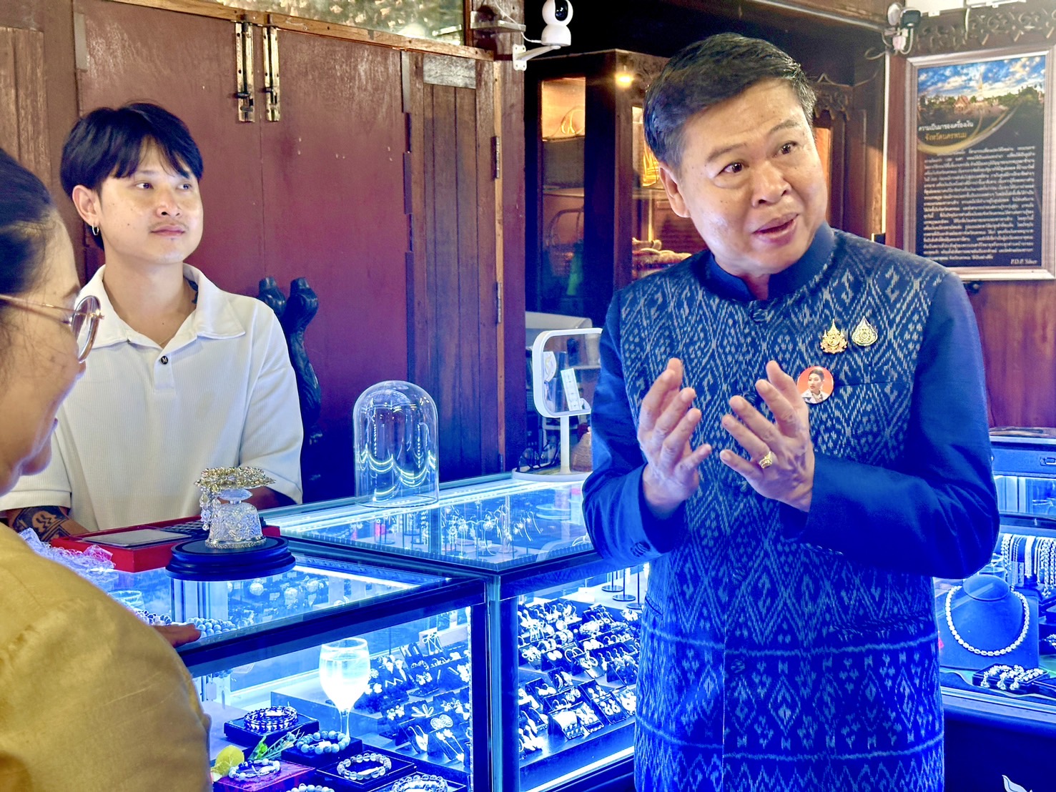 รองอธิบดี พช.เยี่ยมชมผลิตภัณฑ์ OTOP ส่งเสริมผู้ประกอบการสร้างสรรค์ของฝากของระลึกพรีเมี่ยม ประจำจังหวัด