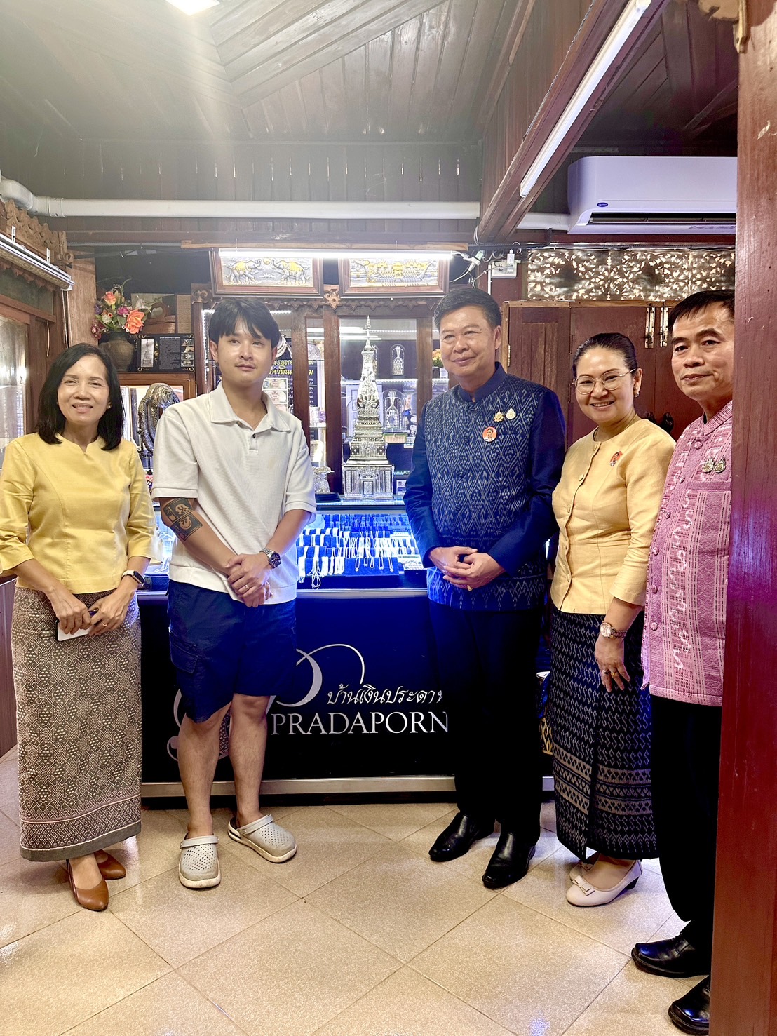 รองอธิบดี พช.เยี่ยมชมผลิตภัณฑ์ OTOP ส่งเสริมผู้ประกอบการสร้างสรรค์ของฝากของระลึกพรีเมี่ยม ประจำจังหวัด