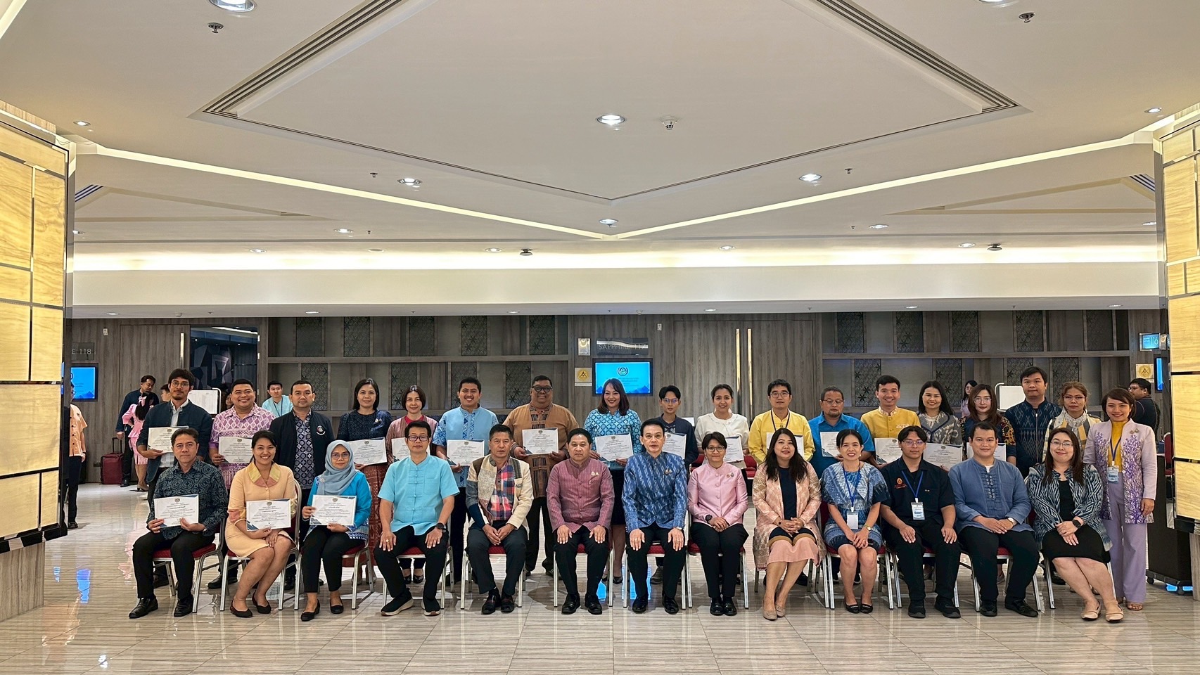 พช. นครพนม รับใบประกาศฯ จบหลักสูตรโครงการประชุมเชิงปฏิบัติการพัฒนาศักยภาพบุคลากรดิจิทัลด้านเทคโนโลยีสารสนเทศ เพื่อขับเคลื่อนสู่องค์กรดิจิทัล