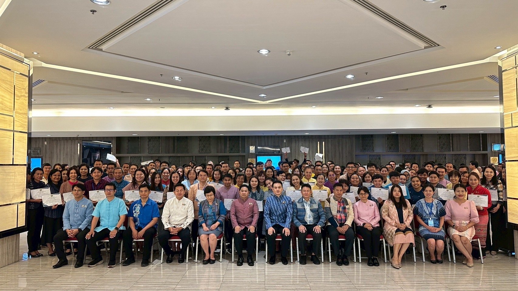 พช. นครพนม รับใบประกาศฯ จบหลักสูตรโครงการประชุมเชิงปฏิบัติการพัฒนาศักยภาพบุคลากรดิจิทัลด้านเทคโนโลยีสารสนเทศ เพื่อขับเคลื่อนสู่องค์กรดิจิทัล