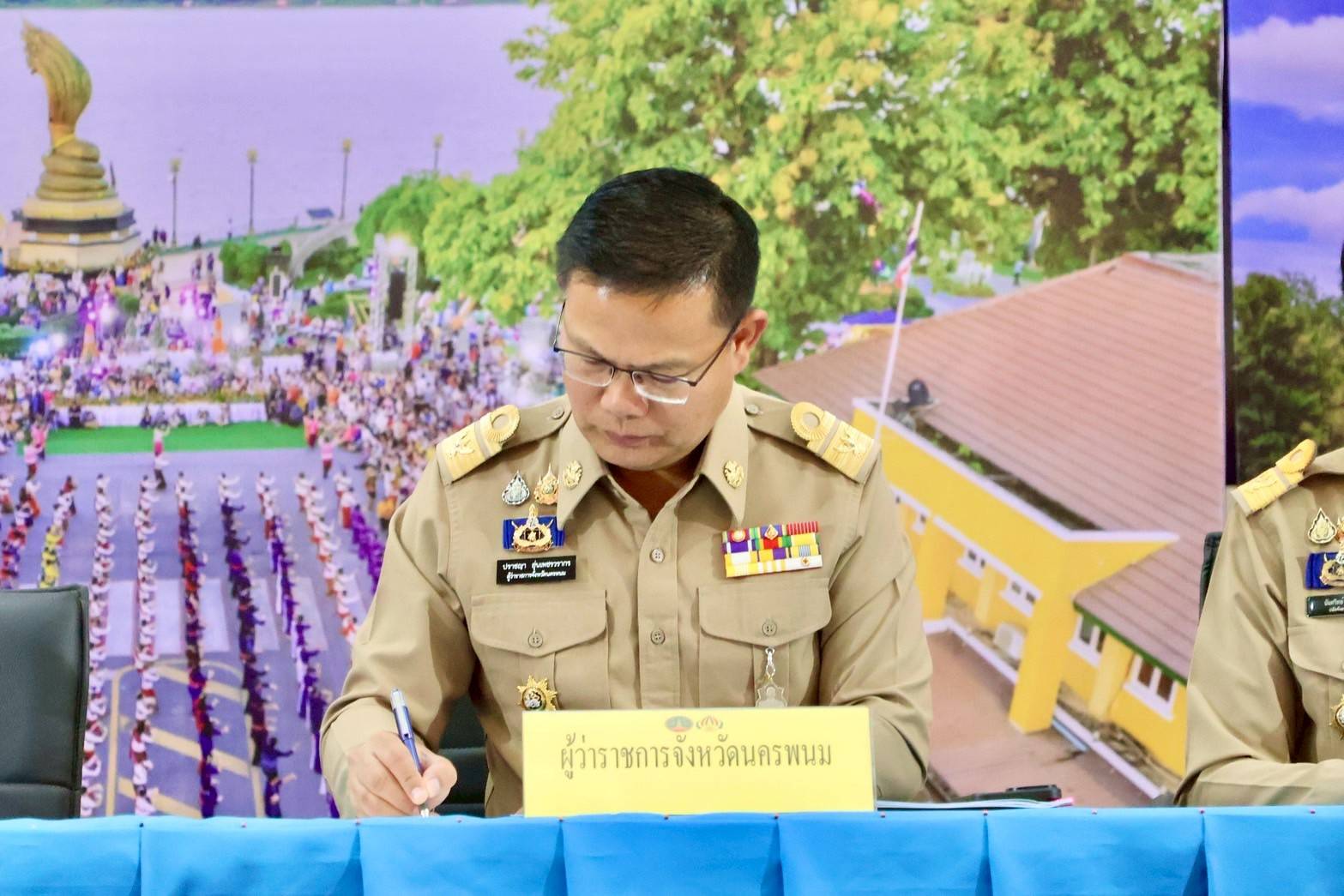 พช.นครพนม ร่วมพิธีมอบนโยบายและลงนามปฏิญญาร่วม “รวมพลัง ยับยั้งปัญหายาเสพติด No Drugs No Dealers” ขับเคลื่อนแนวทางแก้ไขปัญหาเชิงรุกและยั่งยืน