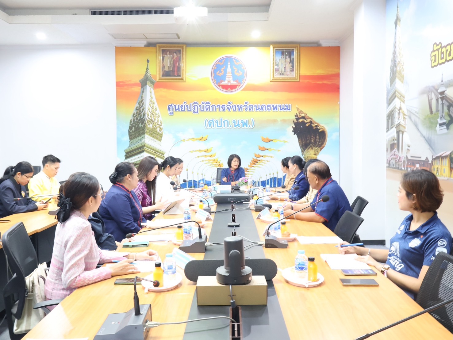 นครพนม ประชุมคณะกรรมการพิจารณากลั่นกรองการประกวดผ้าลายพระราชทาน “ผ้าลายสิริราชพัสตราภรณ์” และงานหัตถกรรมระดับจังหวัด ประจำปี 2568
