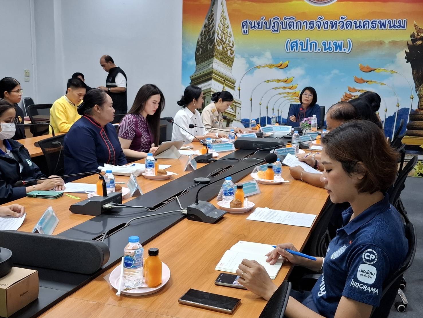 นครพนม ประชุมคณะกรรมการพิจารณากลั่นกรองการประกวดผ้าลายพระราชทาน “ผ้าลายสิริราชพัสตราภรณ์” และงานหัตถกรรมระดับจังหวัด ประจำปี 2568