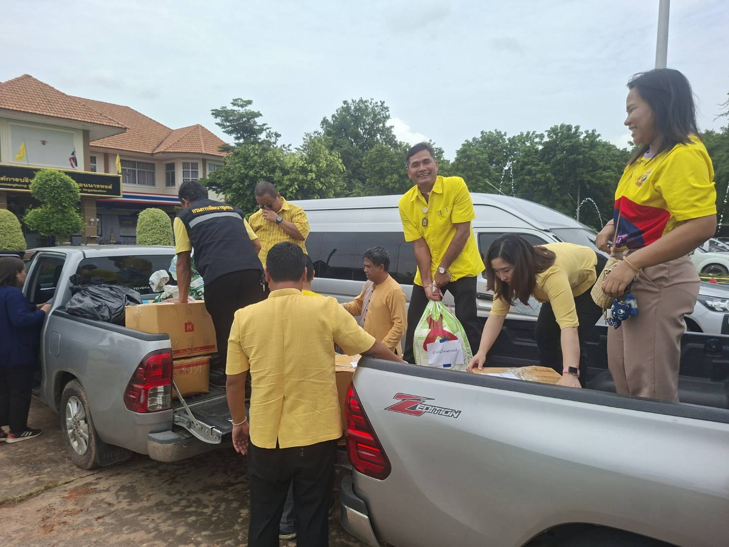 ผู้ตรวจราชการกรม เป็นตัวแทนรับมอบสิ่งของ เครื่องอุปโภคบริโภค เพื่อนำไปช่วยเหลือผู้ได้รับผลกระทบจากเหตุการณ์ไม่สงบชายแดนไทย – กัมพูชา
