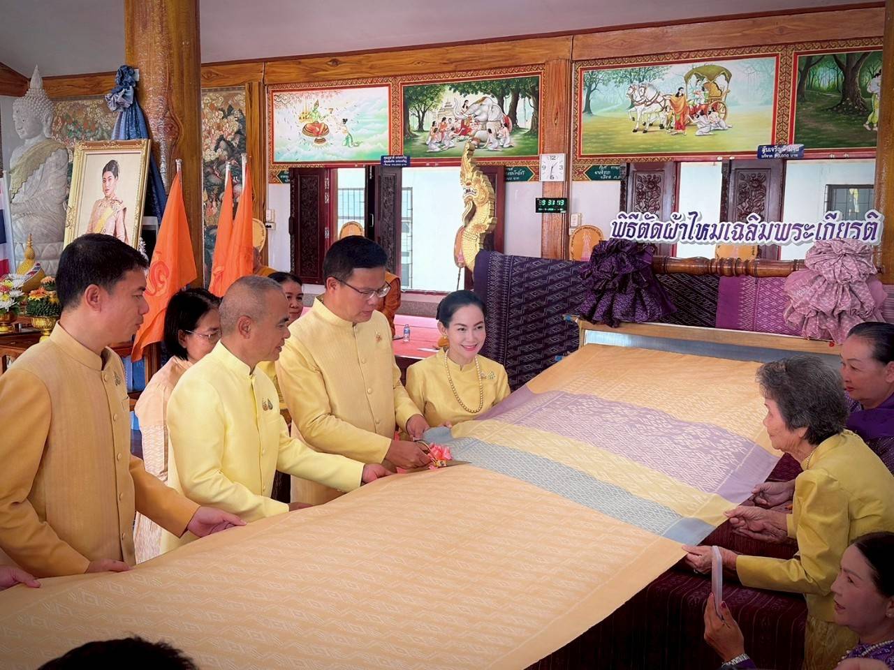 นครพนม จัดพิธีตัดผ้าไหมเฉลิมพระเกียรติ สมเด็จพระเจ้าลูกเธอ เจ้าฟ้าสิริวัณณวรี นารีรัตนราชกัญญา เนื่องในโอกาสทรงเจริญพระชนมายุ ครบ 38 พรรษา 8 มกราคม 2568