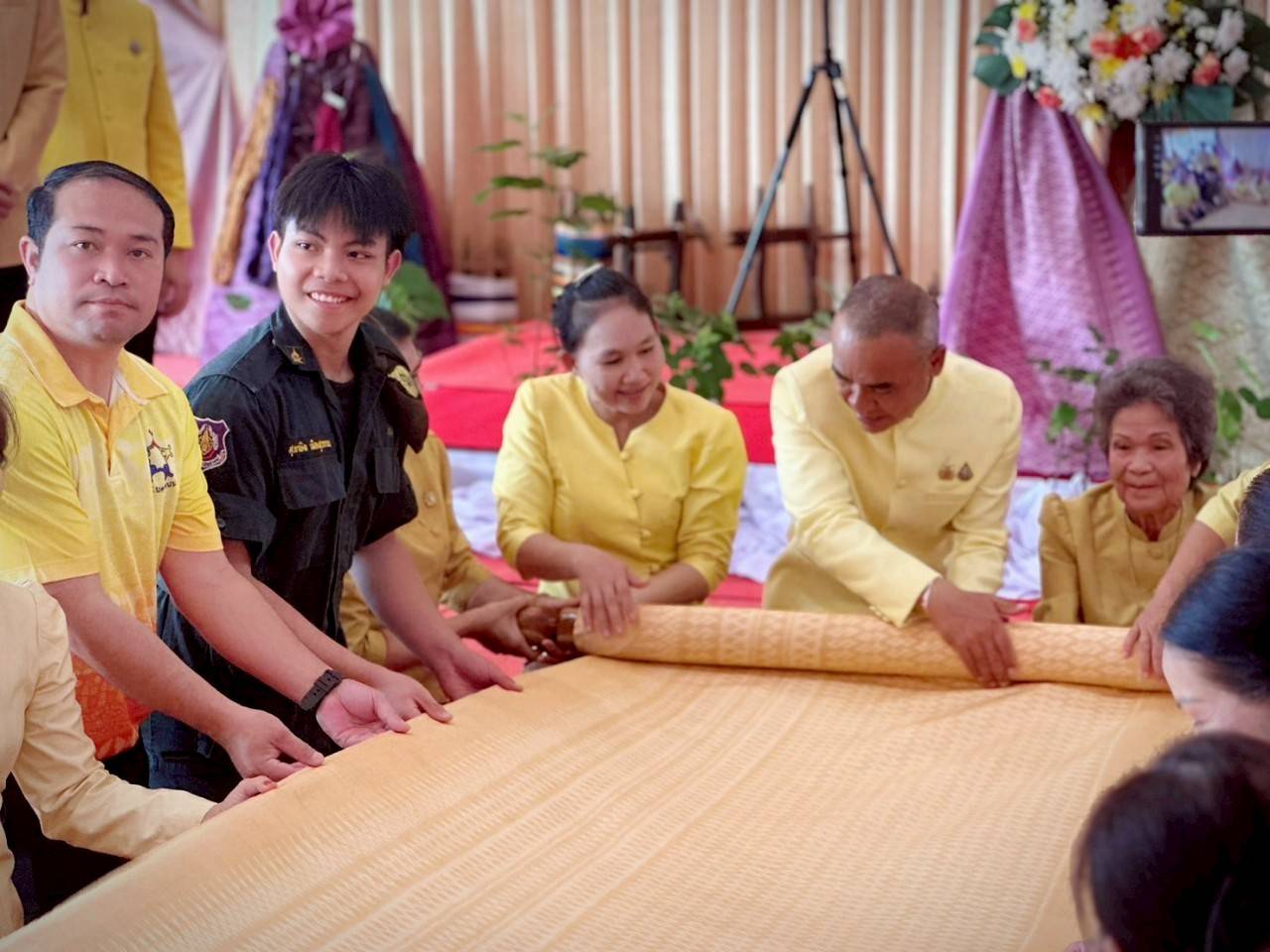 นครพนม จัดพิธีตัดผ้าไหมเฉลิมพระเกียรติ สมเด็จพระเจ้าลูกเธอ เจ้าฟ้าสิริวัณณวรี นารีรัตนราชกัญญา เนื่องในโอกาสทรงเจริญพระชนมายุ ครบ 38 พรรษา 8 มกราคม 2568